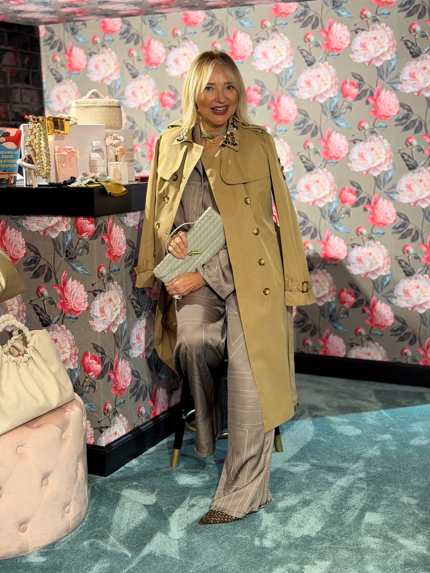 The room trench con applicazioni pietre