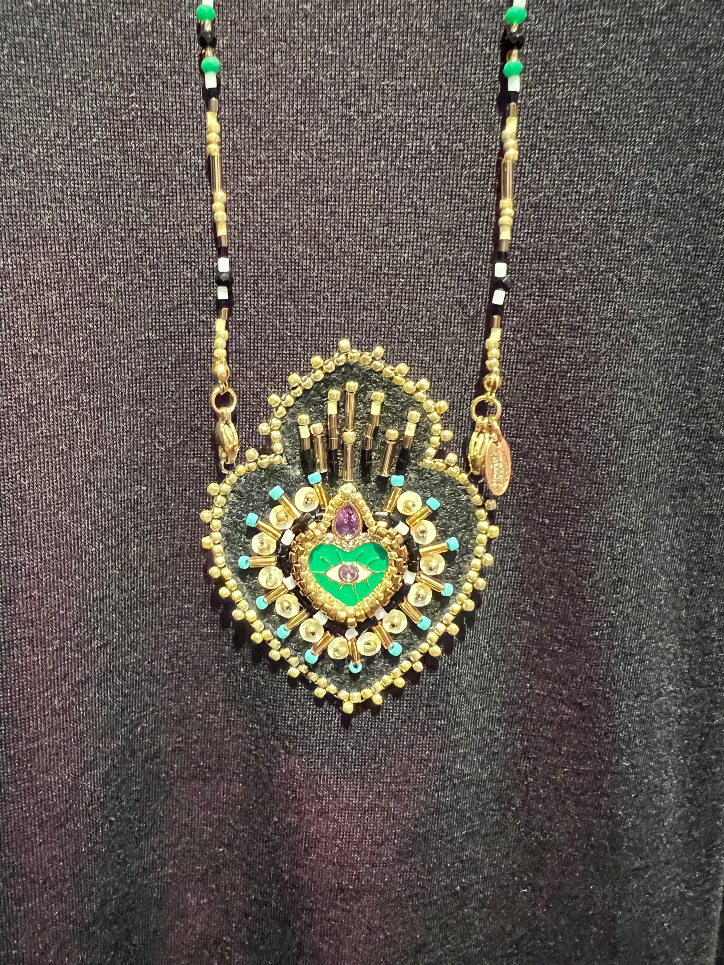 Collana lunga perline nere oro e cuore sacro