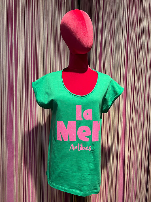 Anouk t shirt di cotone verde bandiera scritta fucsia glitter “ La mer Antibes”