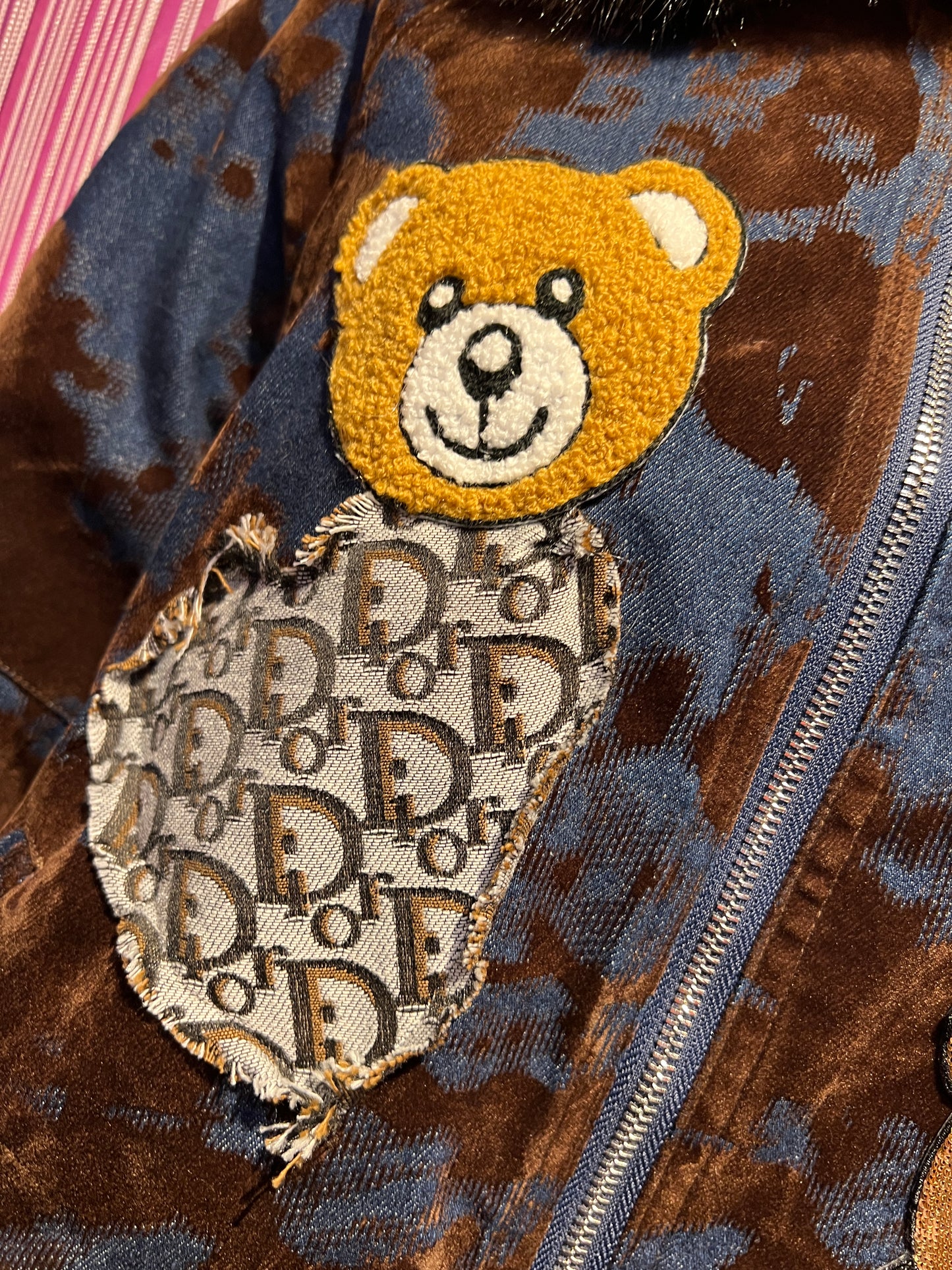 ABpink 🩷vellutina.giubbino velluto con interno in ecopelliccia ,colletto rimovibile, applicazioni patch teddy in micro paillettes , teddy in tessuto e patch cristalli