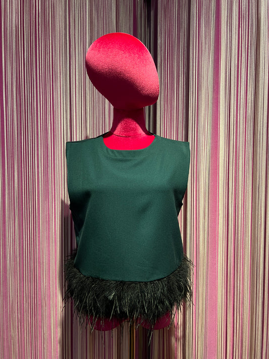 The room top verde con bordo di piume nere