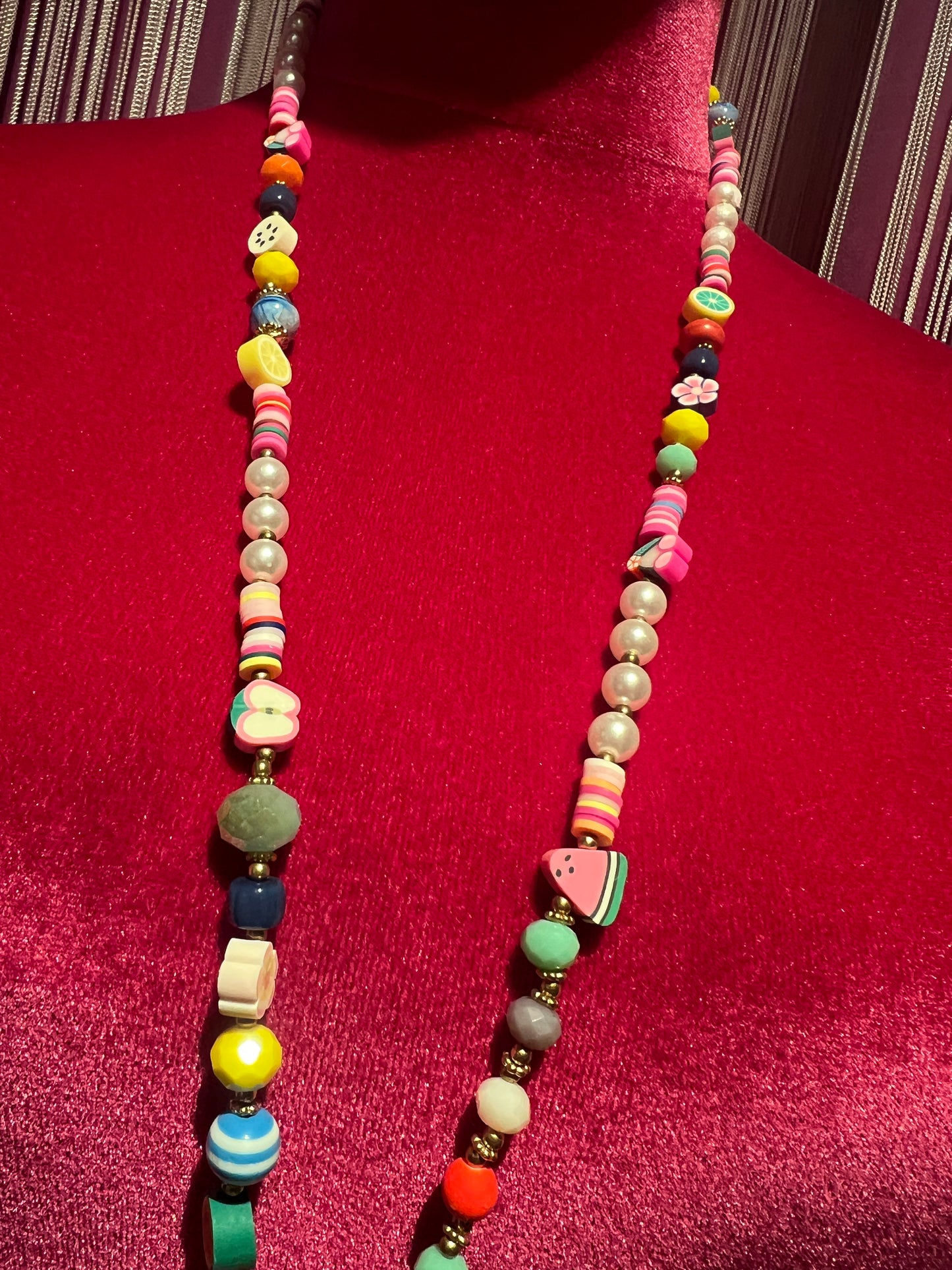 Collana lunga multicolor con nappina rosa e frutta