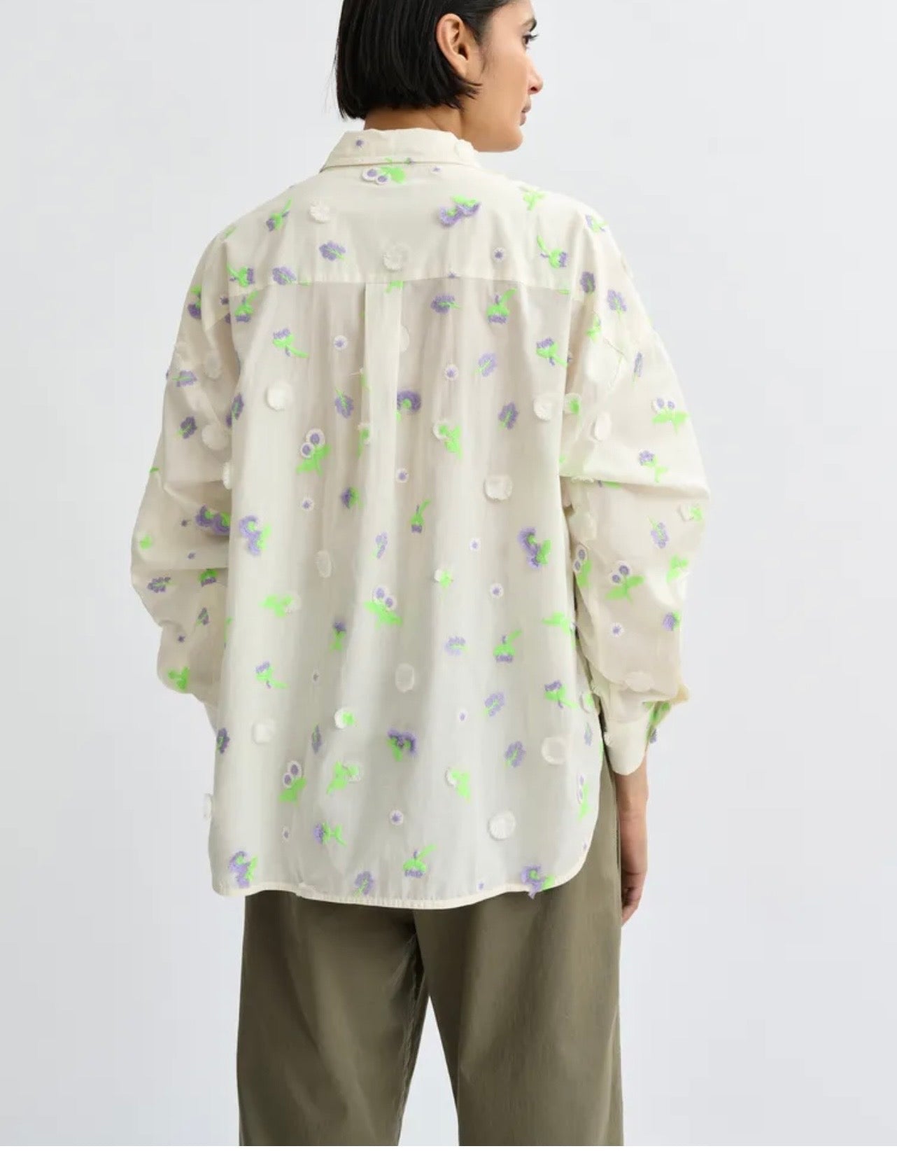 Essentiel antwerp camicia avorio con decorazione floreale in paillettes strass e perline viola e verdi
