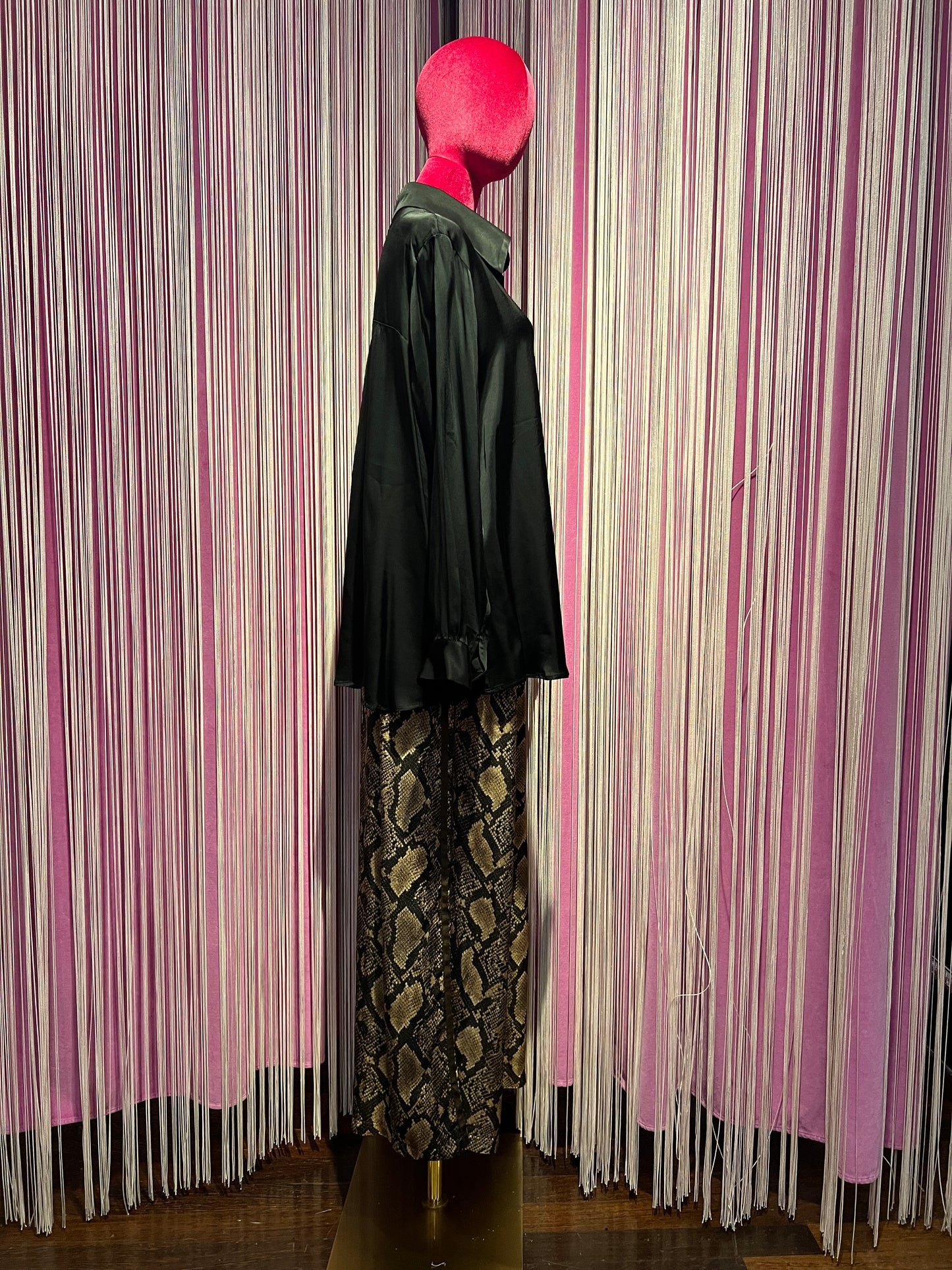 The room completo in viscosa camicia nera e pantalone stampa animalier pitonata