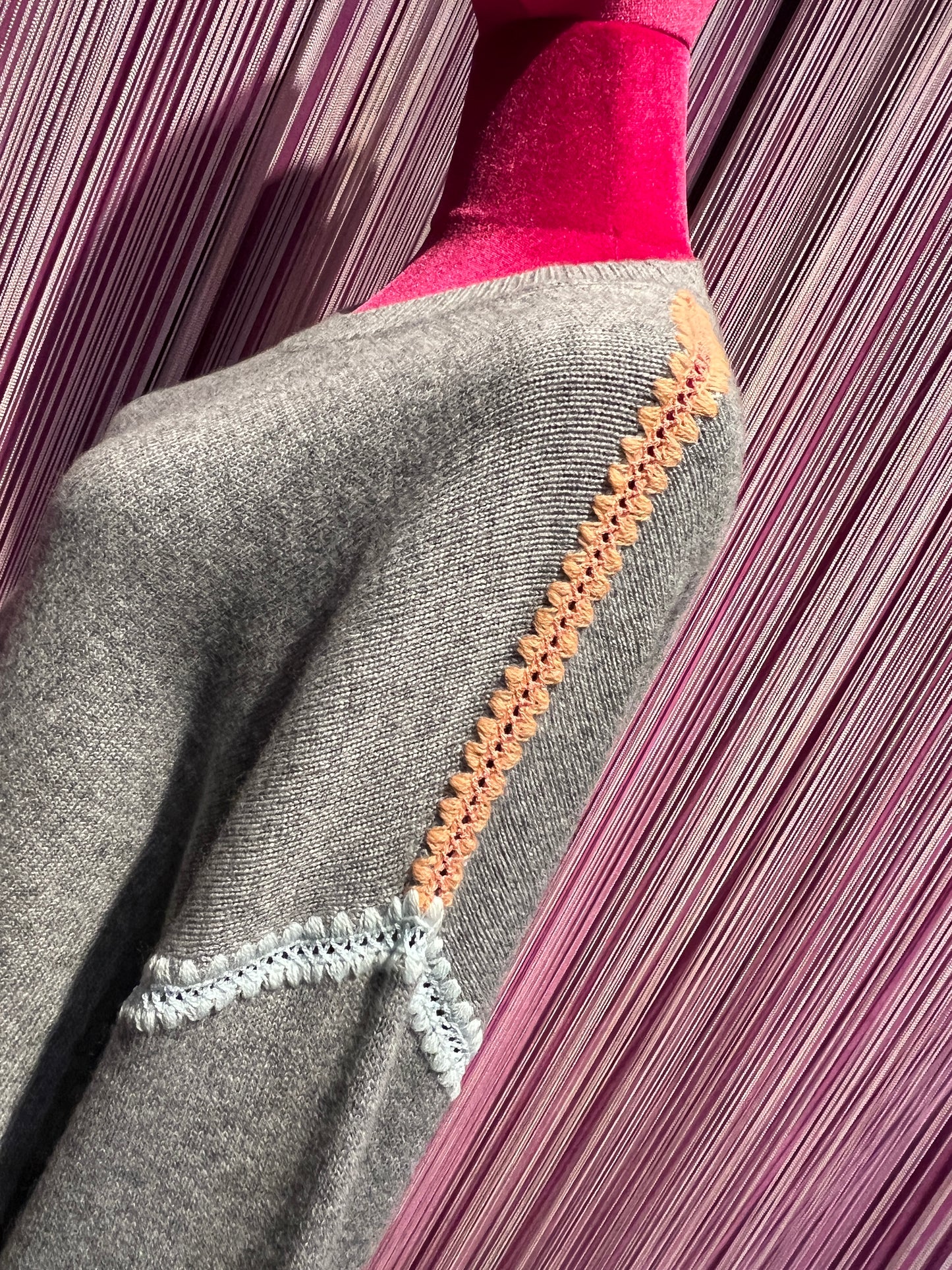 Sincere Paris completo maglia e pantalone grigio lana e cachemire con rifiniture colorate