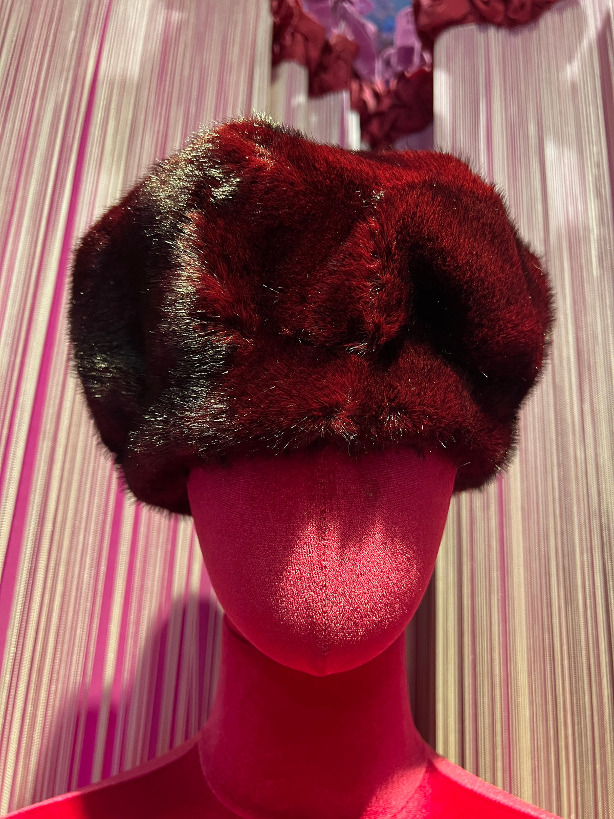 The room cappello simil pelliccia burgundi, misura regolabile