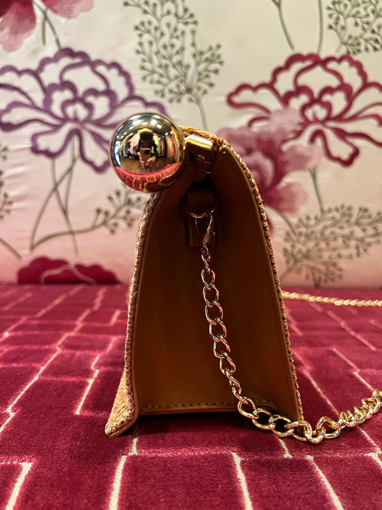 Borsa rafia ed ecopelle camel con fiori ricamati, chiusura magnetica e tracollina