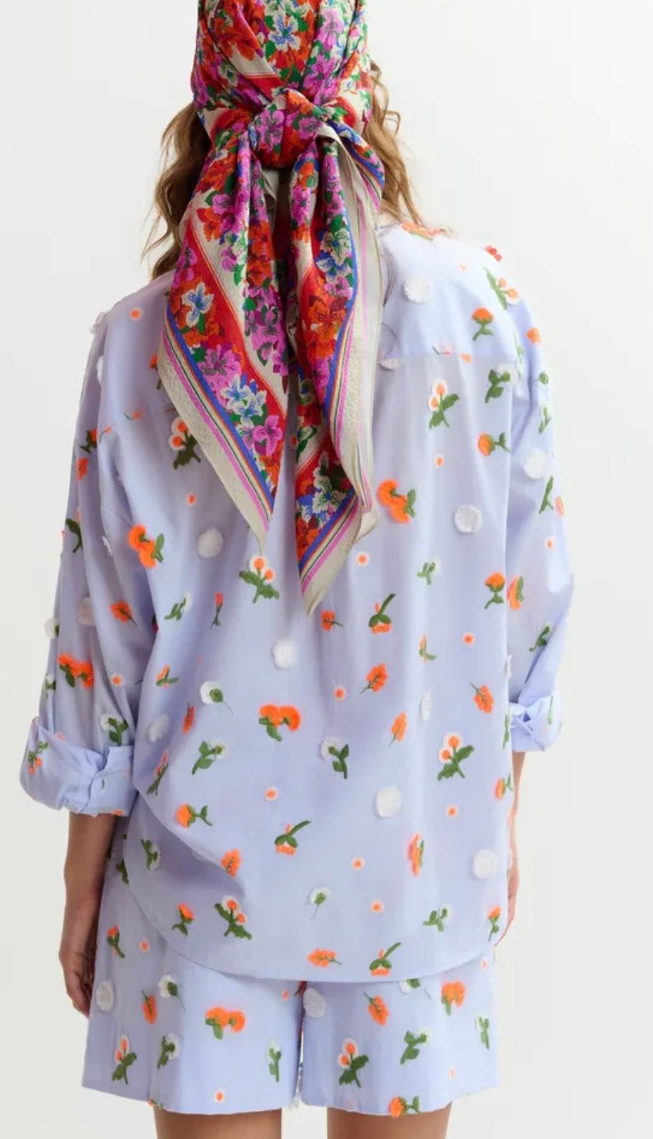Essentiel antwerp -40% di sconto camicia celeste con decorazione floreale in paillettes strass e perline arancioni e verdi