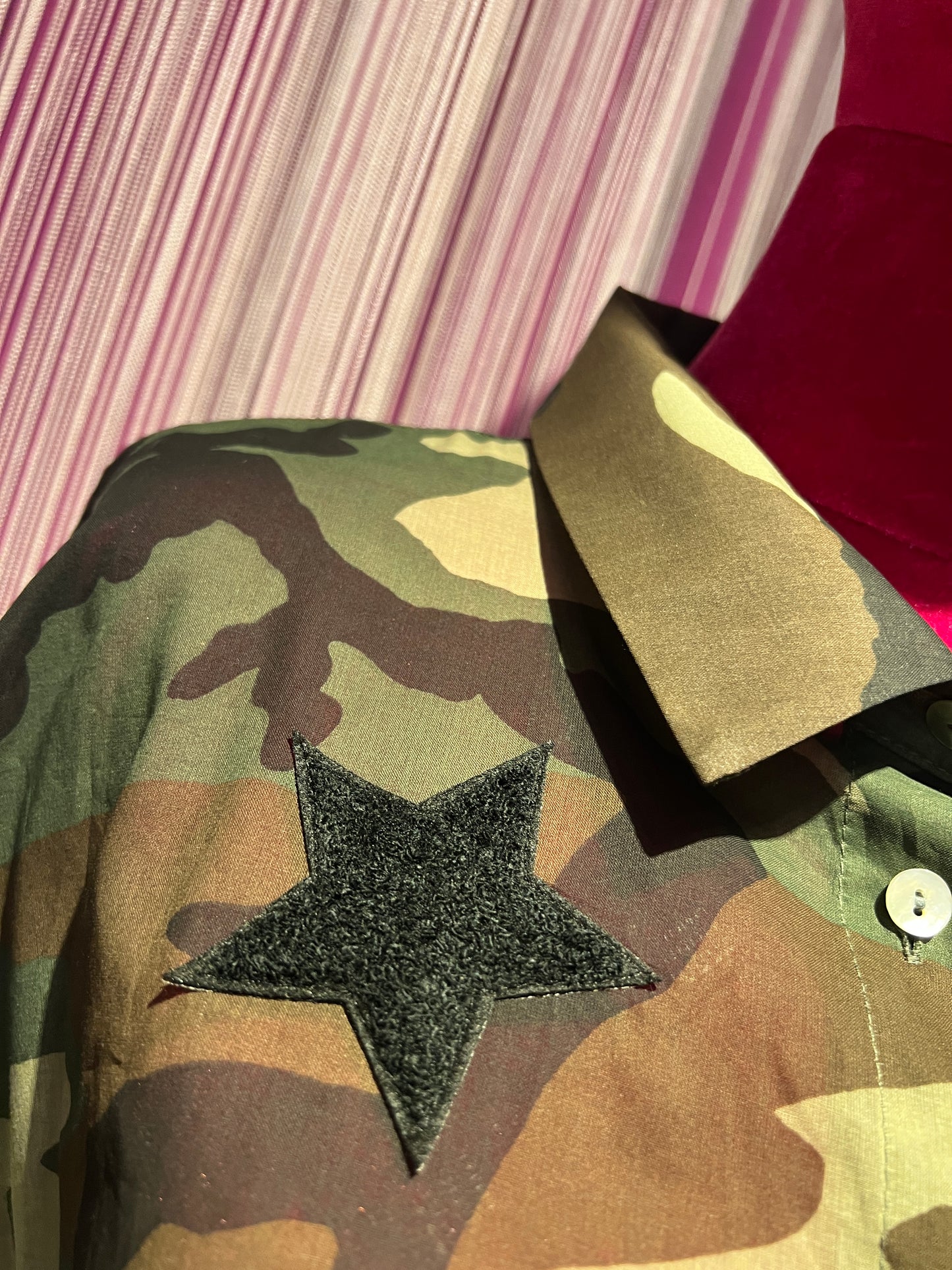 Mon amour Paris completo camouflage con dettagli crochet camicia over con stella nera e pantalone con elastico in vita e caviglia