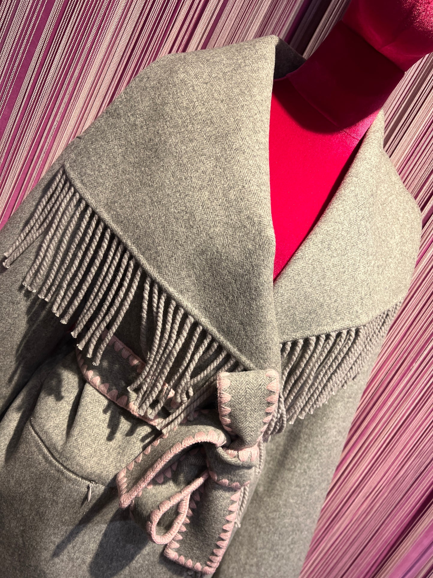 Sincere Paris giacca cappotto grigia con frange e cinta con bordo rosa