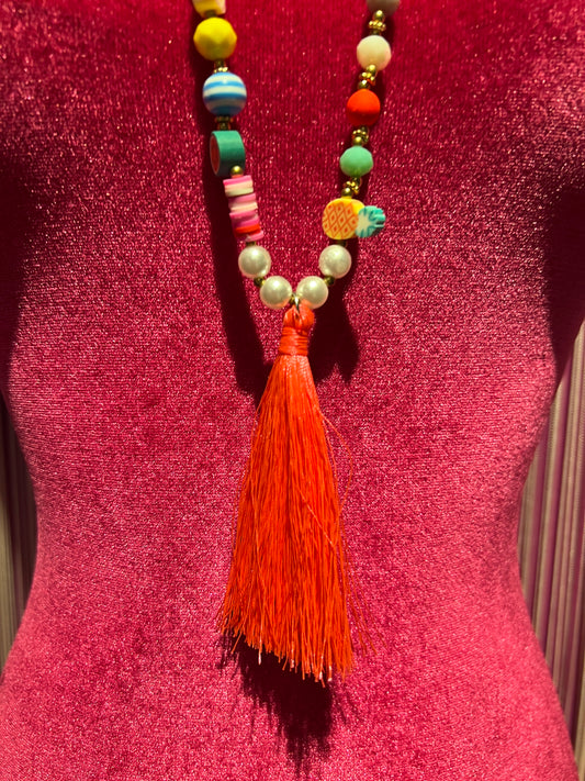 Collana lunga multicolor con nappina rosa e frutta