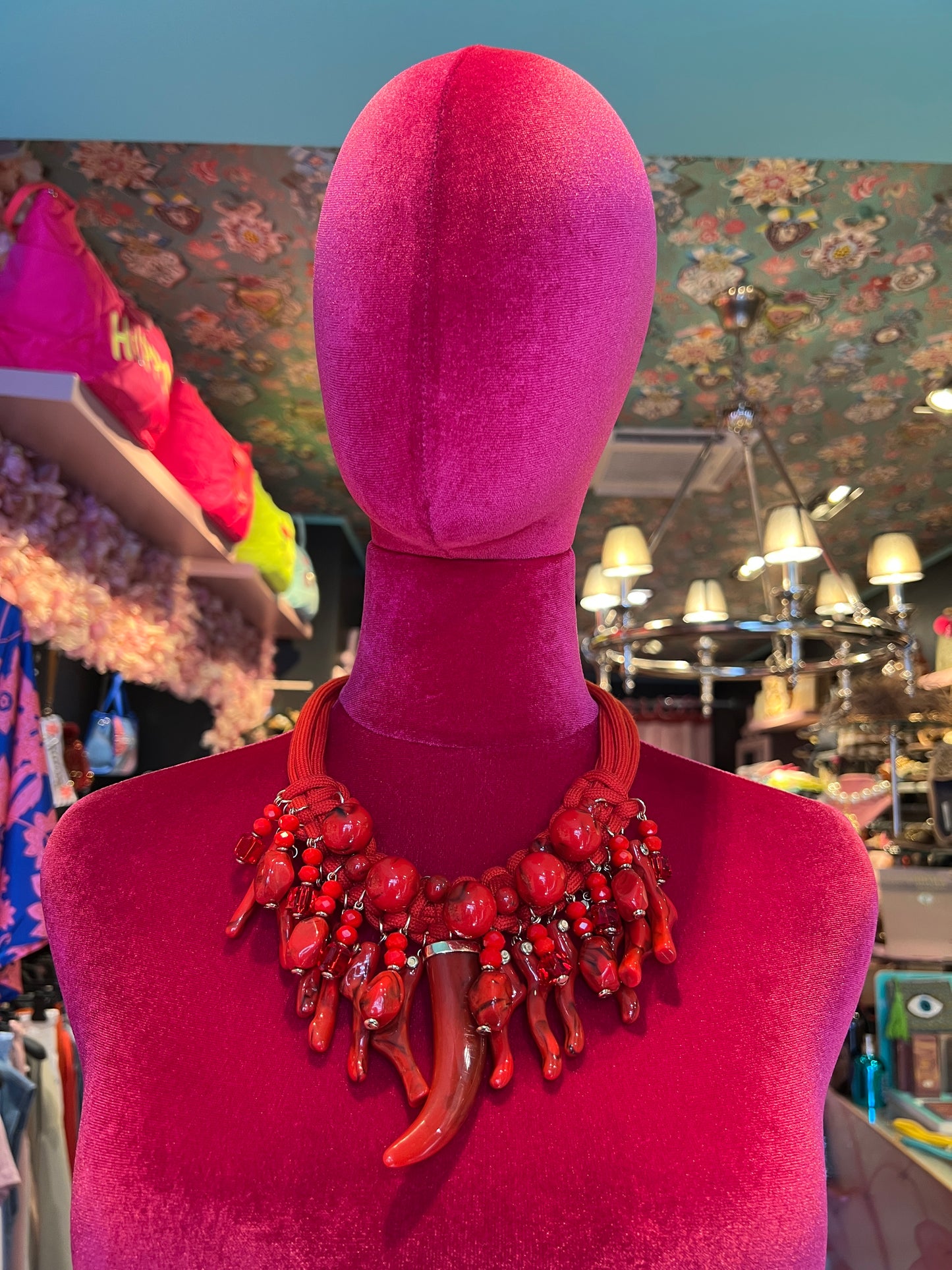Collana girocollo cordino rosso con corno e coralli
