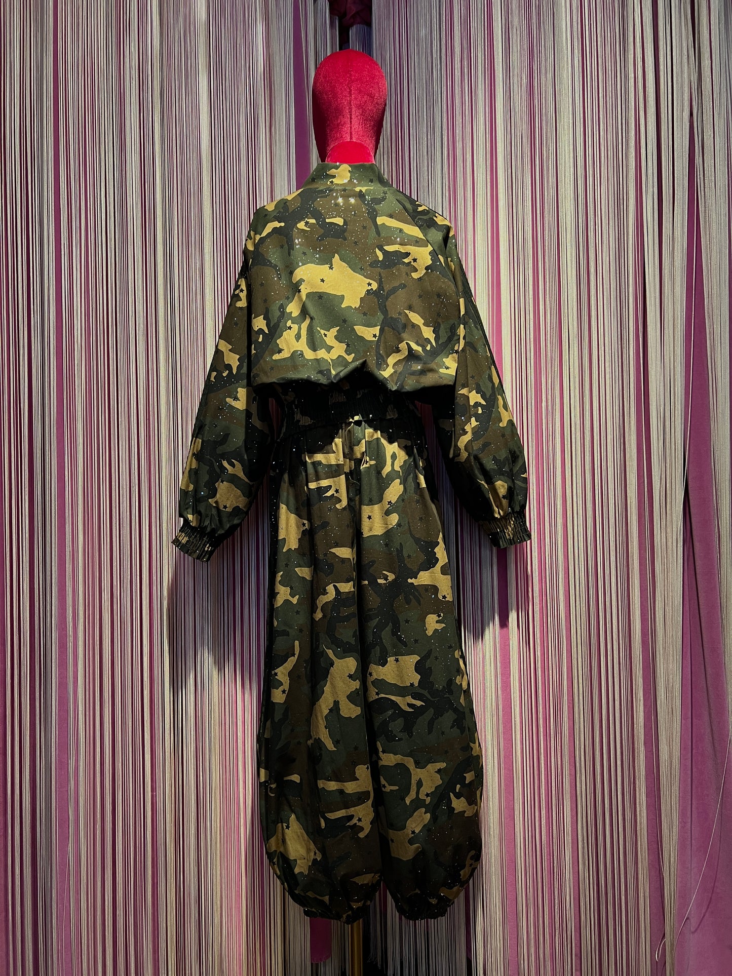 Mon amour Paris completo camouflage con micro glitter e decorazione floreale paillettes ,giubbino modello bomber con pantalone elastico caviglie e vita