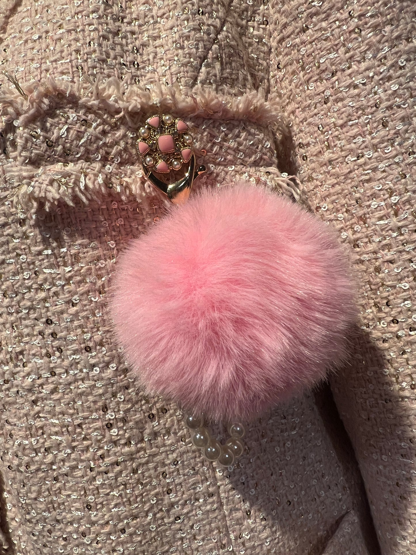 ABpink🩷 giacca in tweed boucle’ rosa con applicazioni spille e pon pon rosa