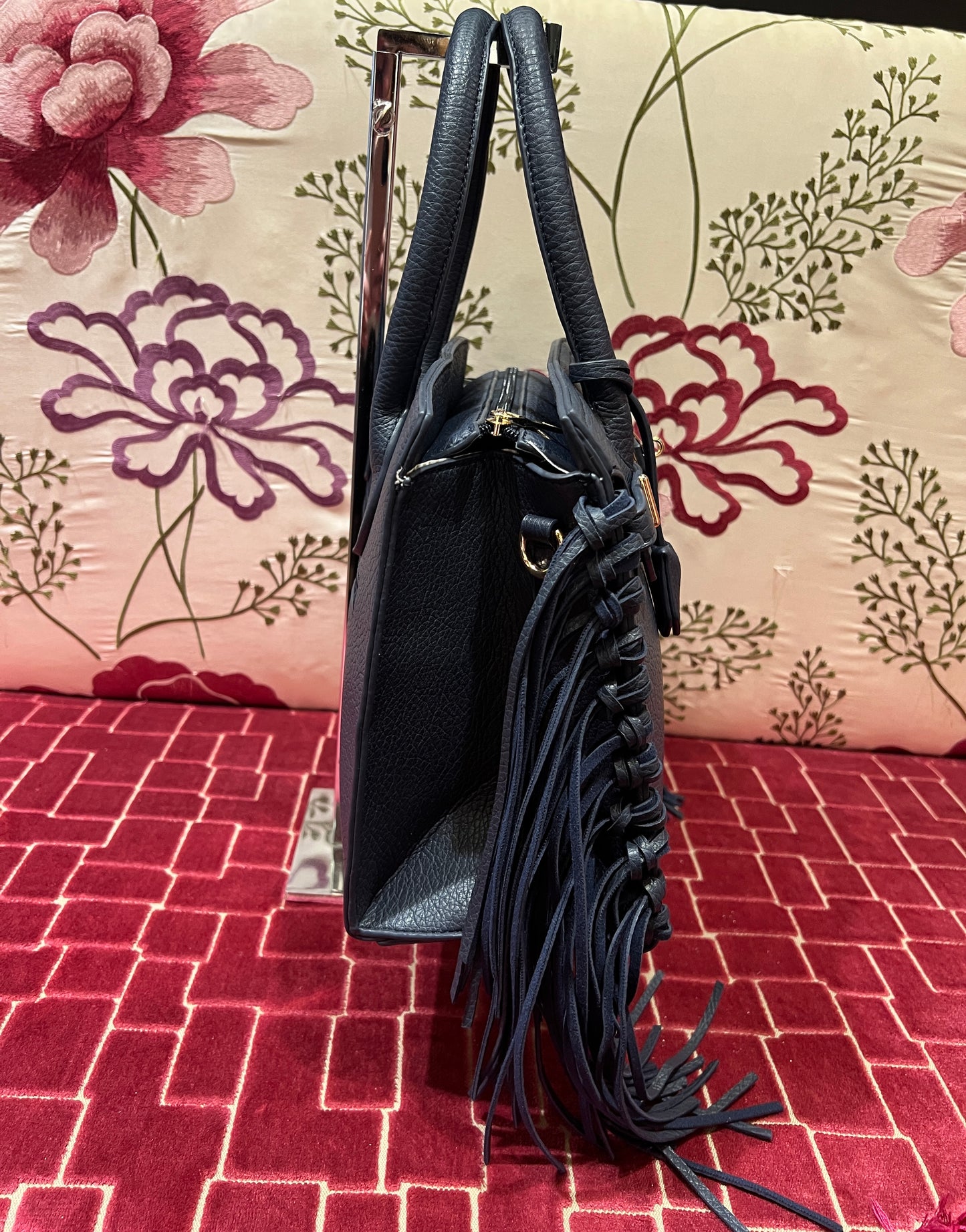 Borsa ecopelle blu con frange laterali e tracolla