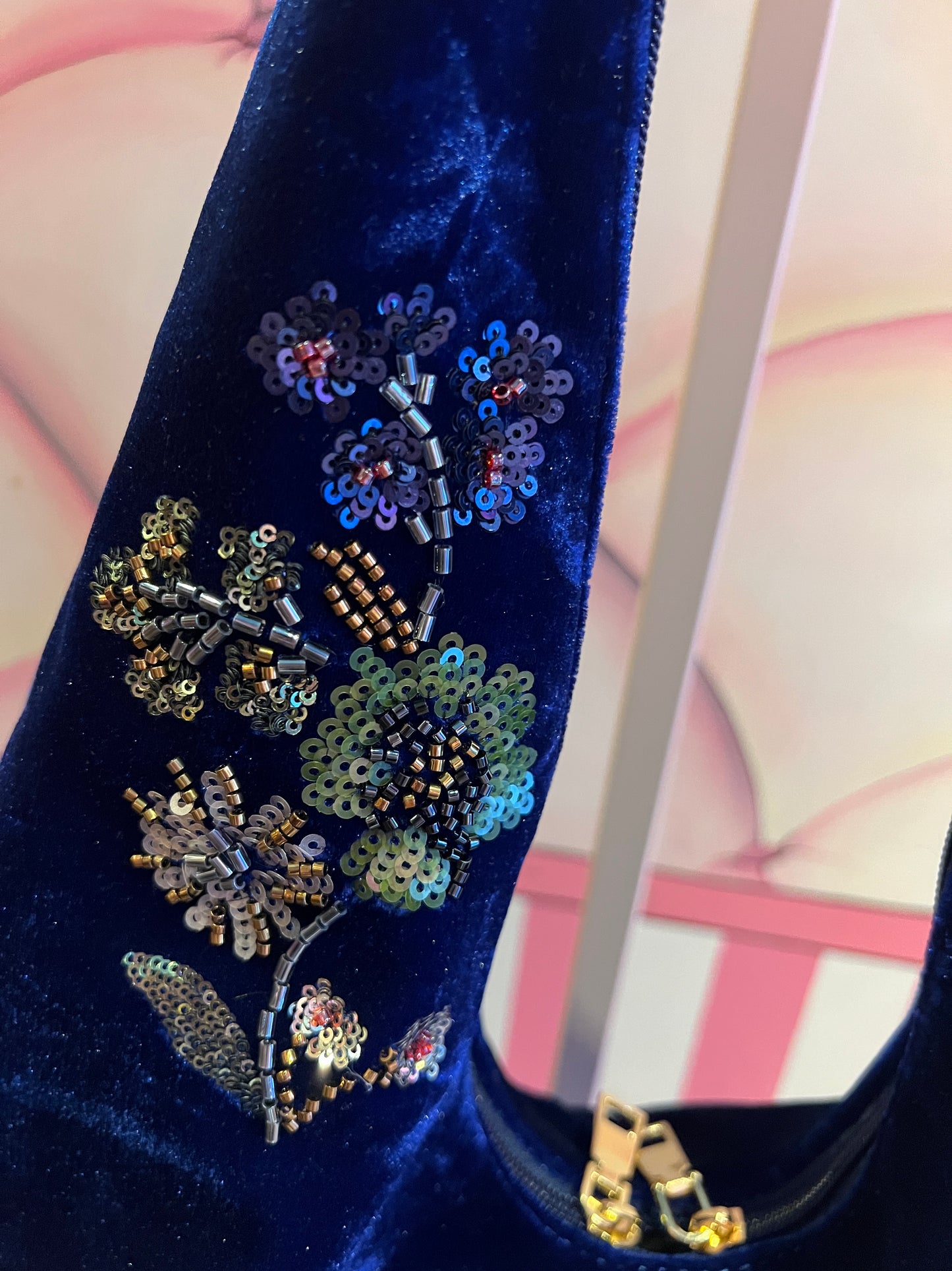 Love & roses borsa a spalla di velluto bluette con ricami floreali e perline stile orientale, tracollina