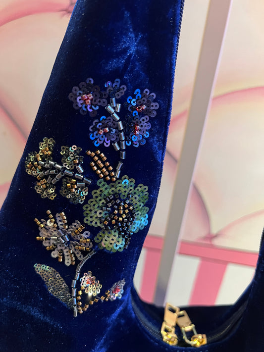 Love & roses borsa a spalla di velluto bluette con ricami floreali e perline stile orientale, tracollina