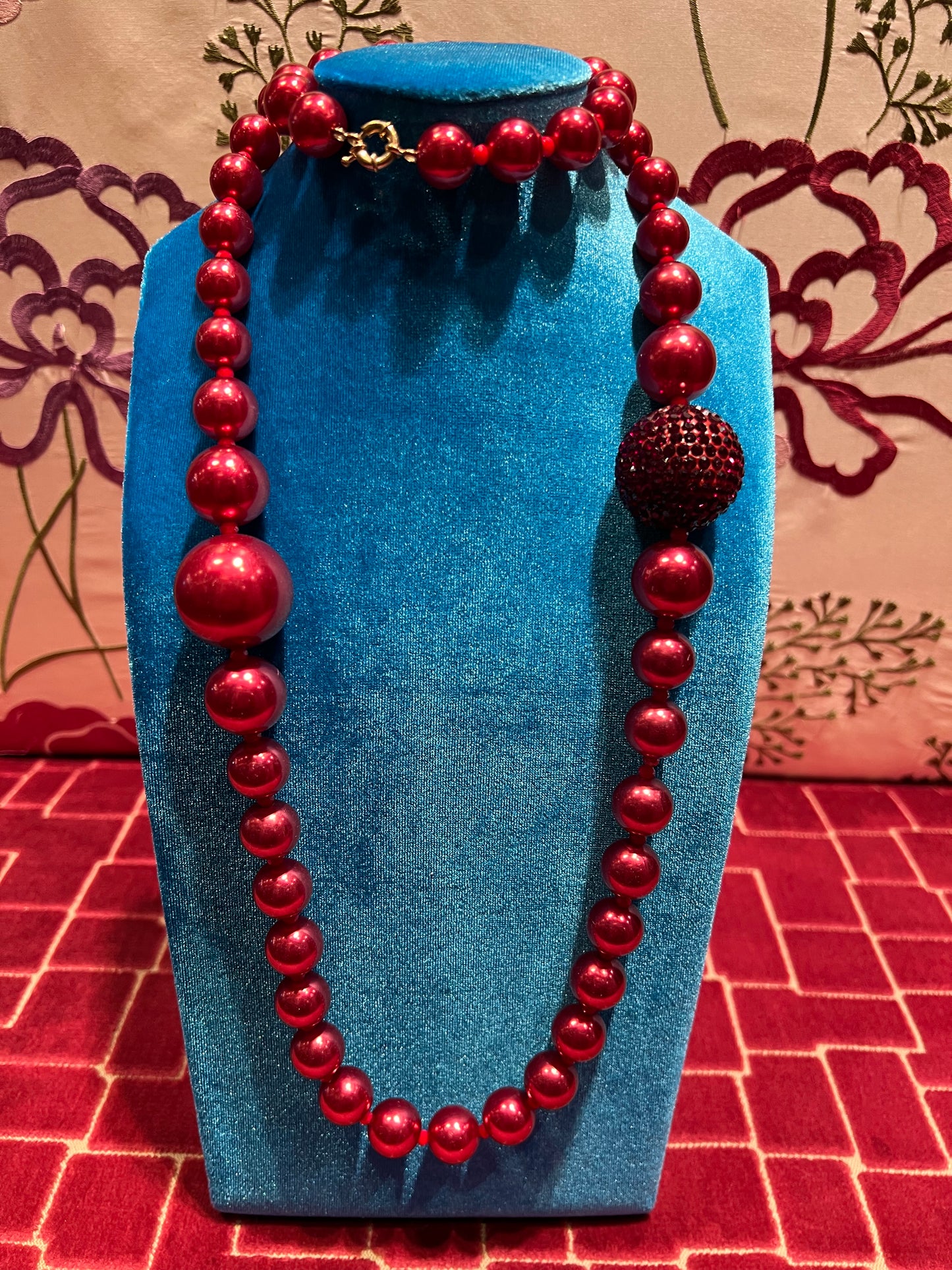 Collana perle lunga bordo sfera cristalli rossi