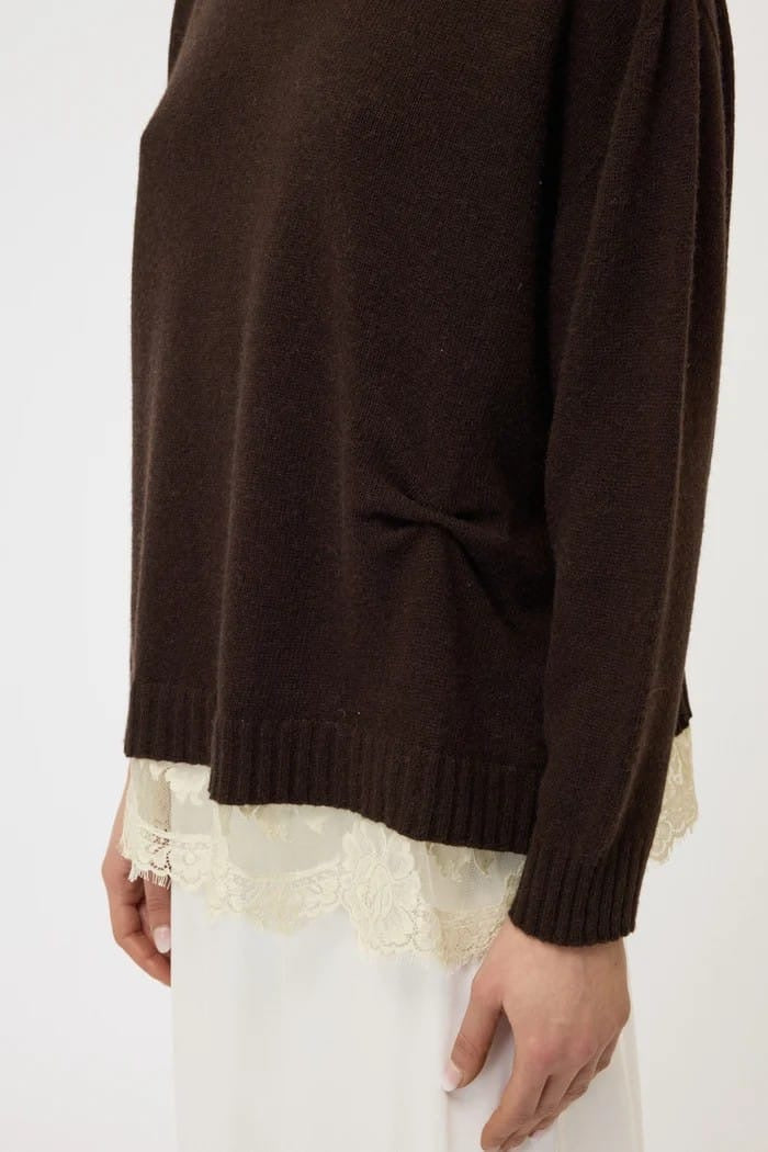 Pink memories maglia marrone collo alto con drappeggio e pizzo panna