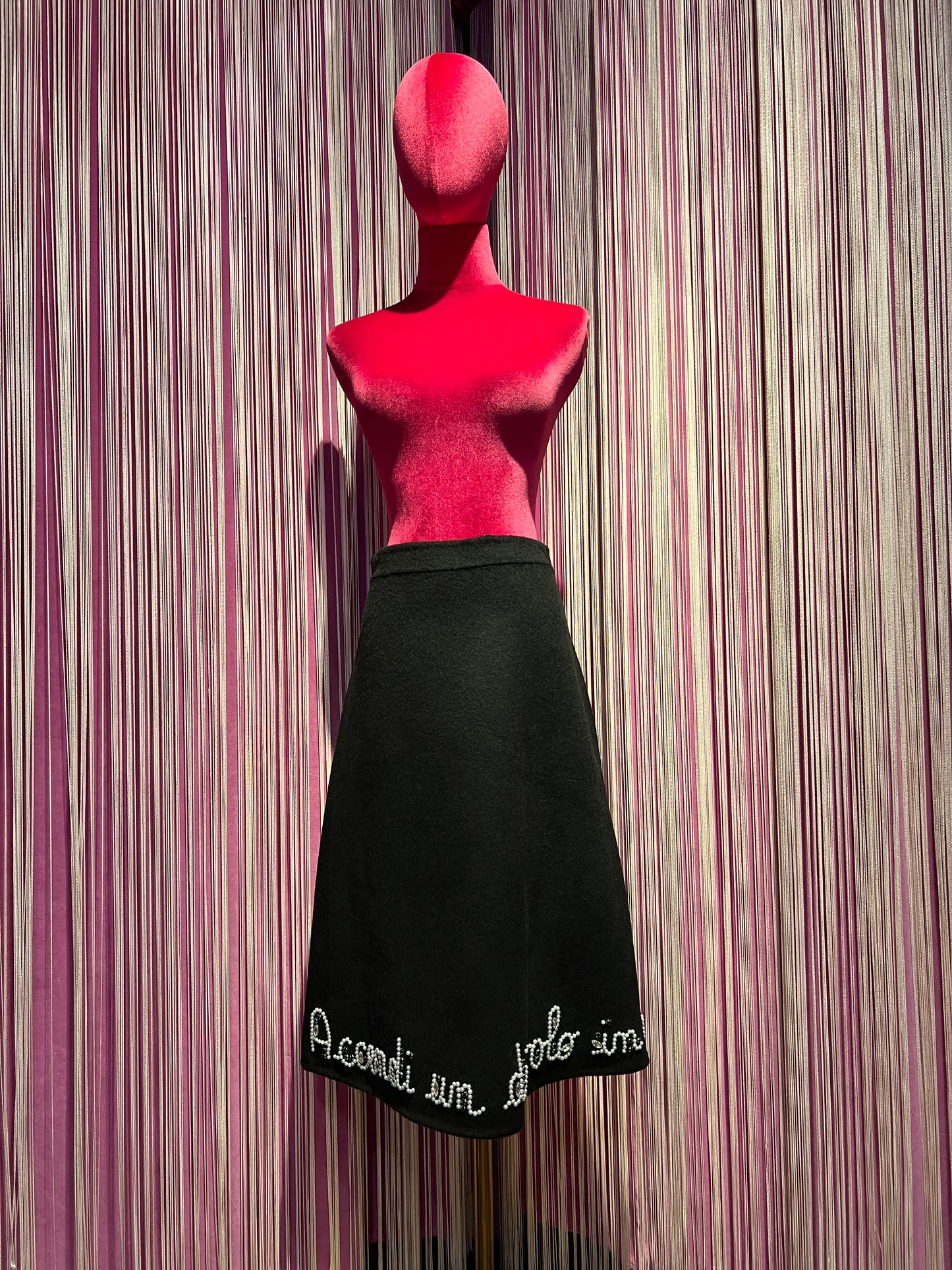Front street gonna nera con scritta “Accendi un diavolo in me” perline bianche cristalli bianchi e neri