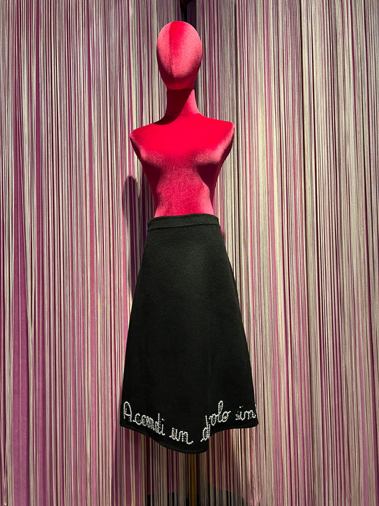 Front street gonna nera con scritta “Accendi un diavolo in me” perline bianche cristalli bianchi e neri