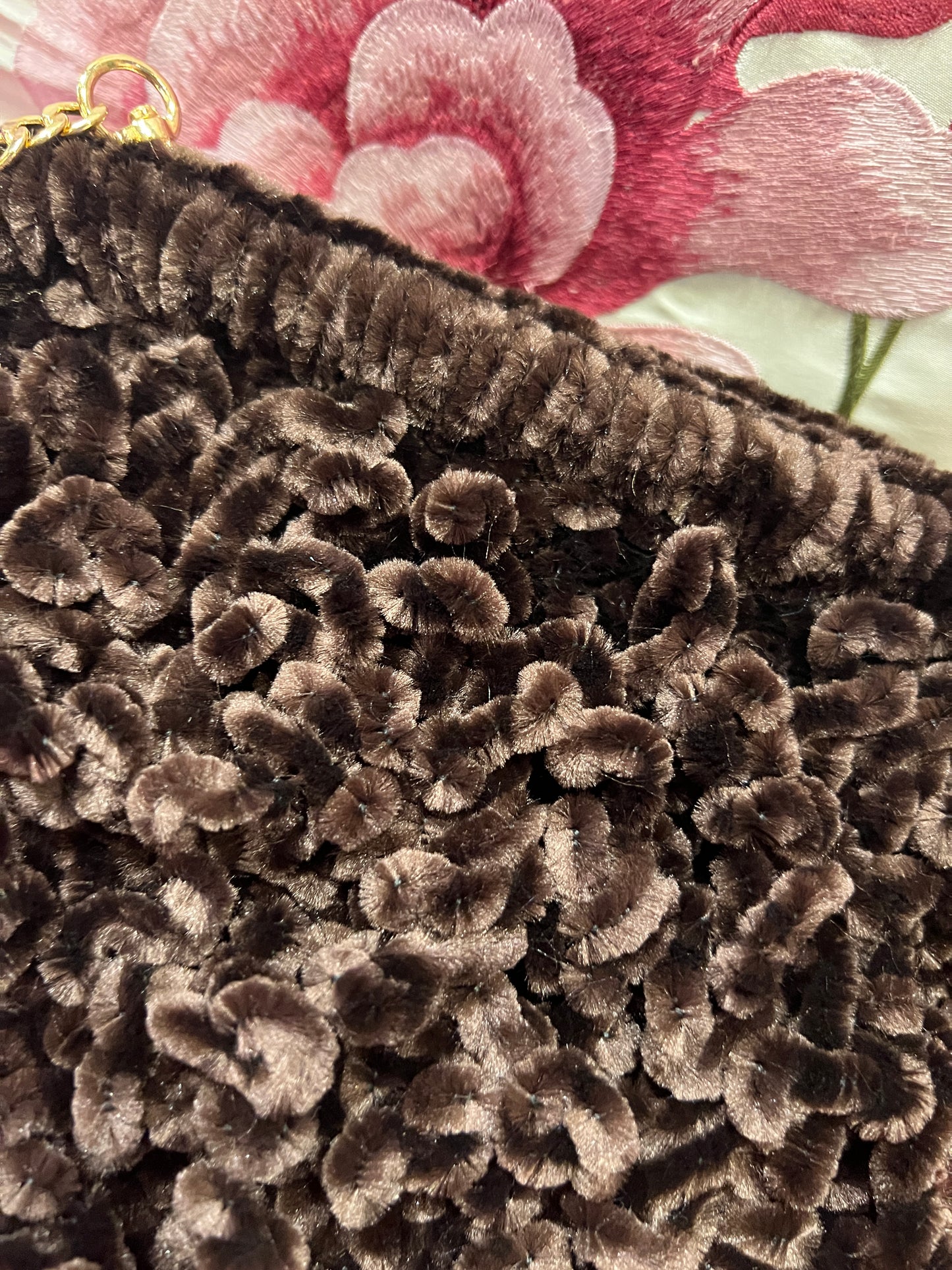 Clutch con tracollina dorata in ciniglia marrone