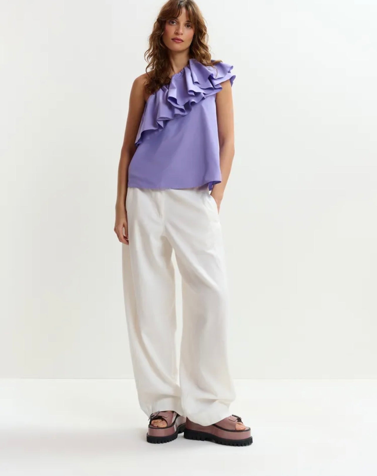 Essentiel antwerp -40% di sconto top asimmetrico viola con volant
