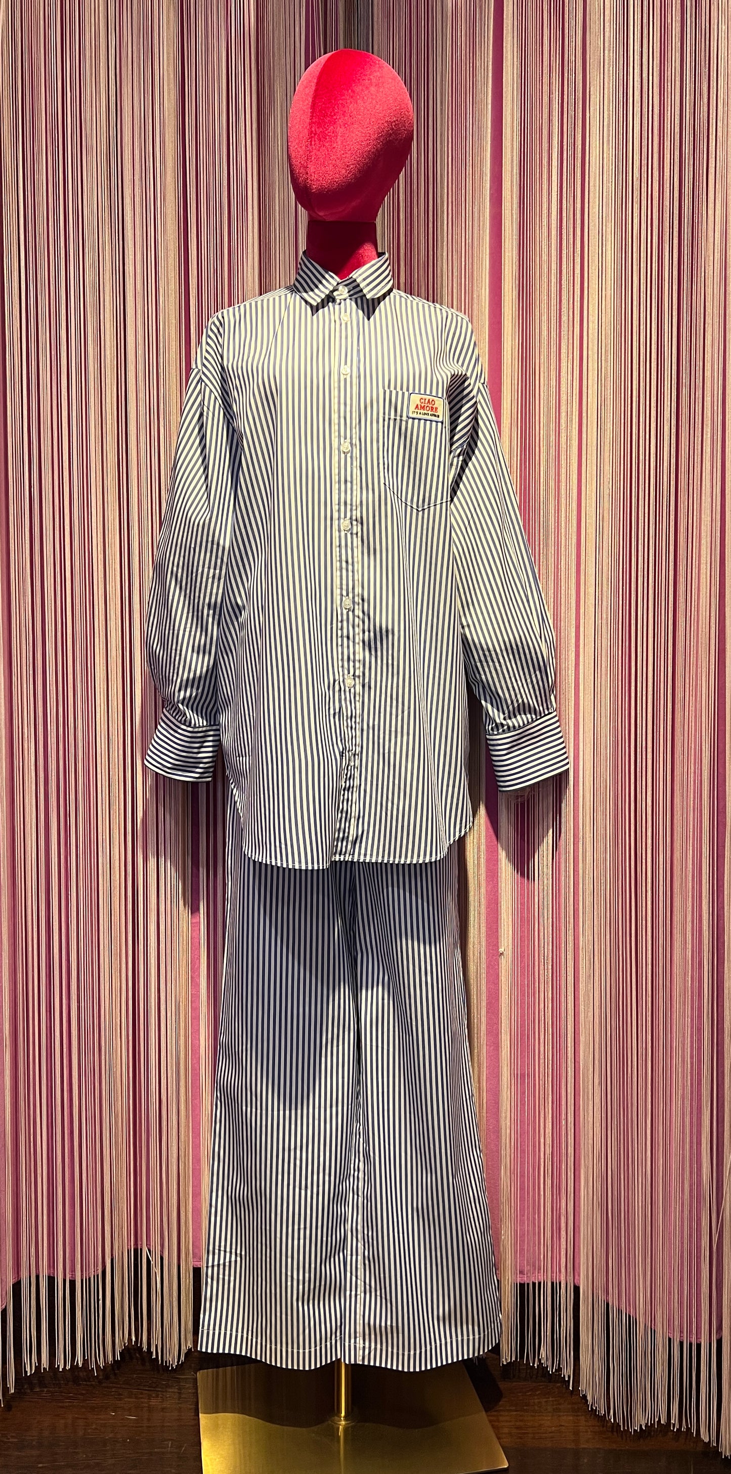 Giada Benincasa completo camicia a righe e pantalone con elastico e laccetto