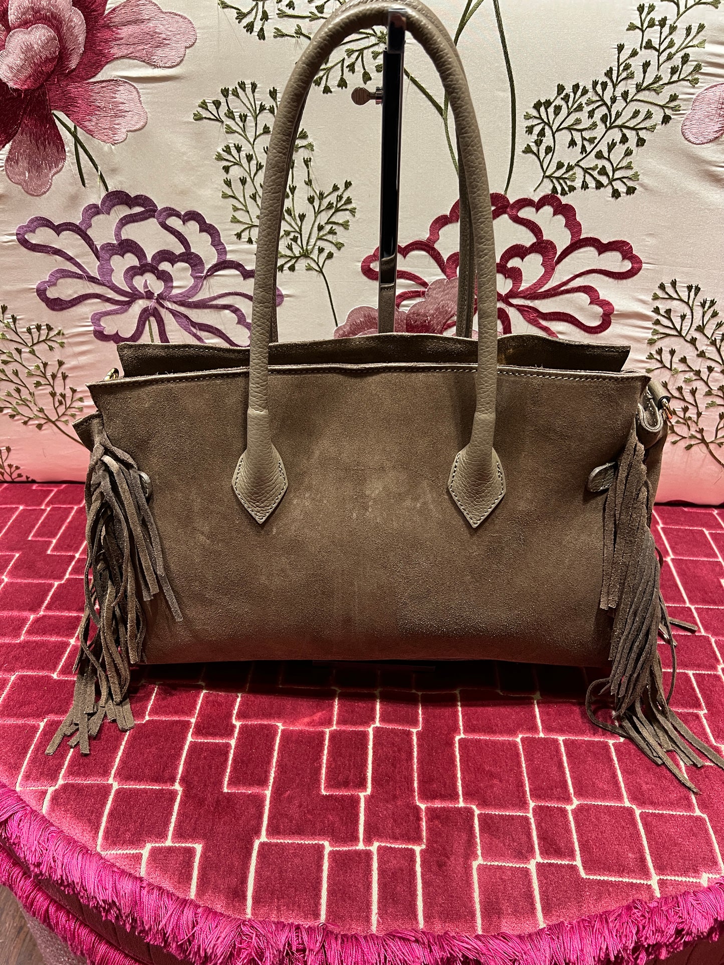 Borsa camoscio due manici con frange e tracolla colore taupe