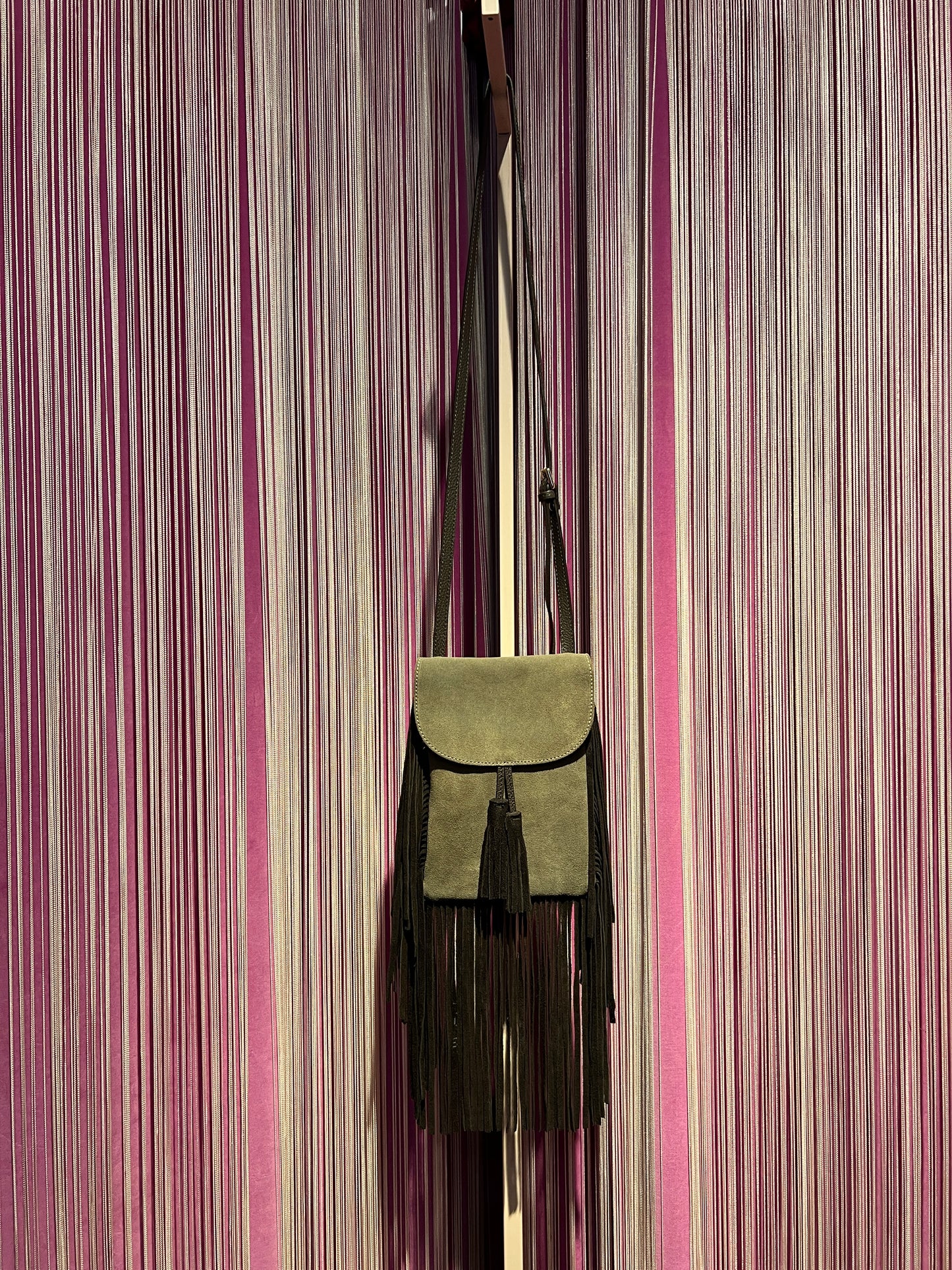 Love & roses tracollina in suede con frange , nappina e mini pochette, colore taupe