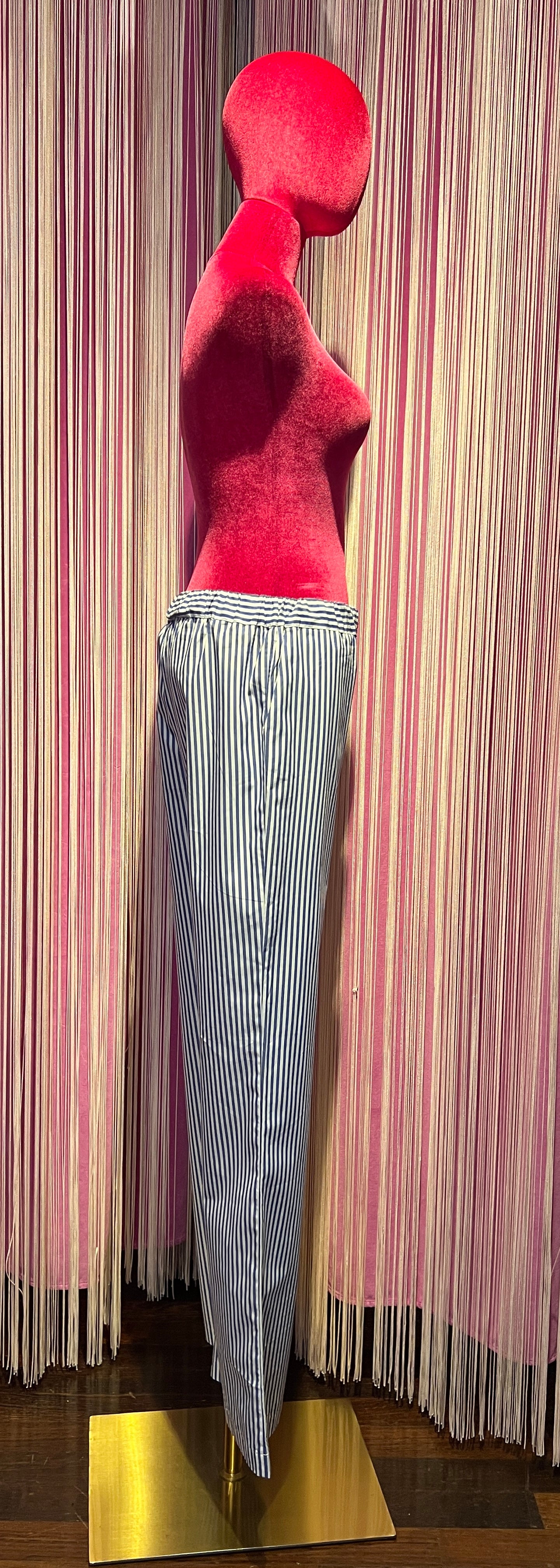 Giada Benincasa completo camicia a righe e pantalone con elastico e laccetto