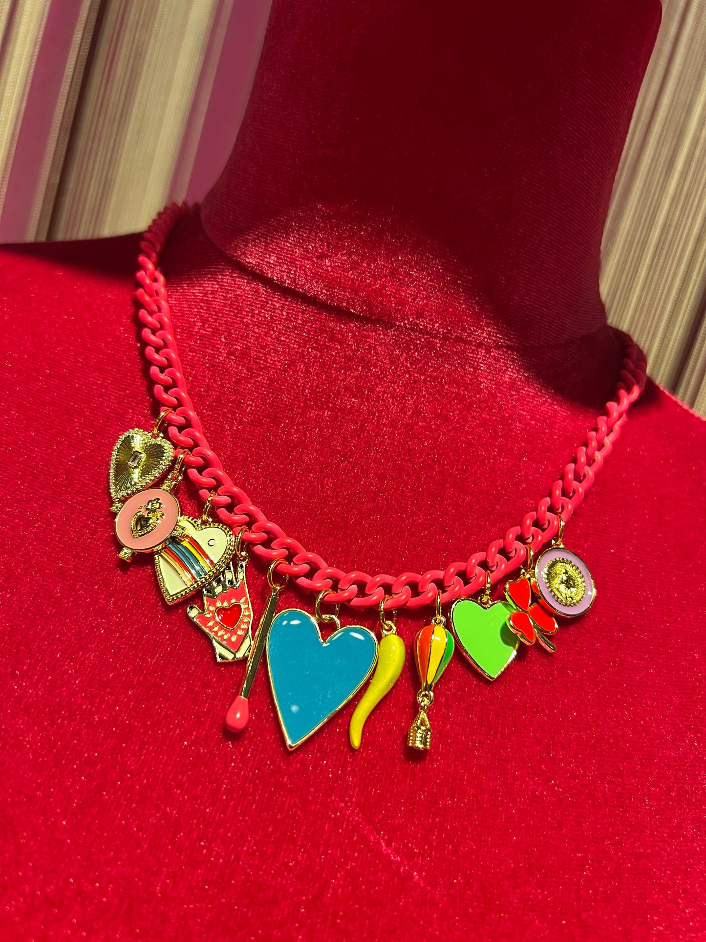 Principessa glam collana girocollo catena fucsia con charms cuore azzurro cornetto giallo trifoglio rosso