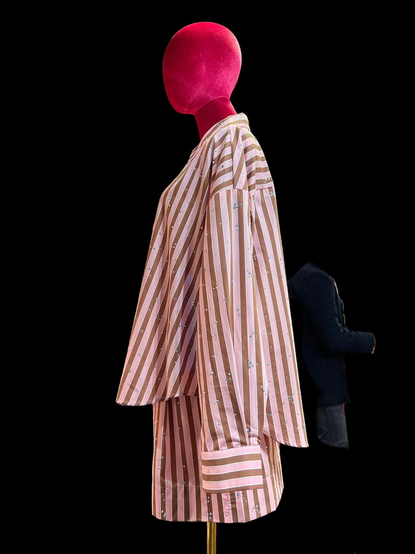 Essentiel antwerp completo camicia e short con elastico in vita , misto cotone ,fantasia righe rosa e marrone con decorazioni strass