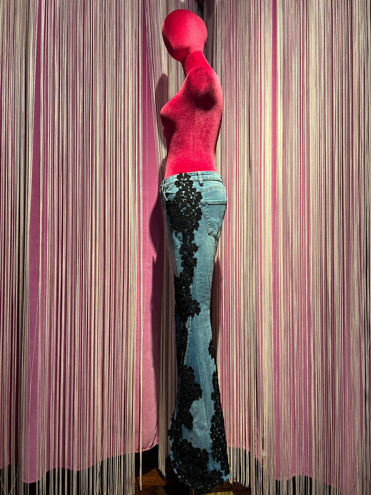 The room jeans elasticizzato a zampa con applicazione pizzo