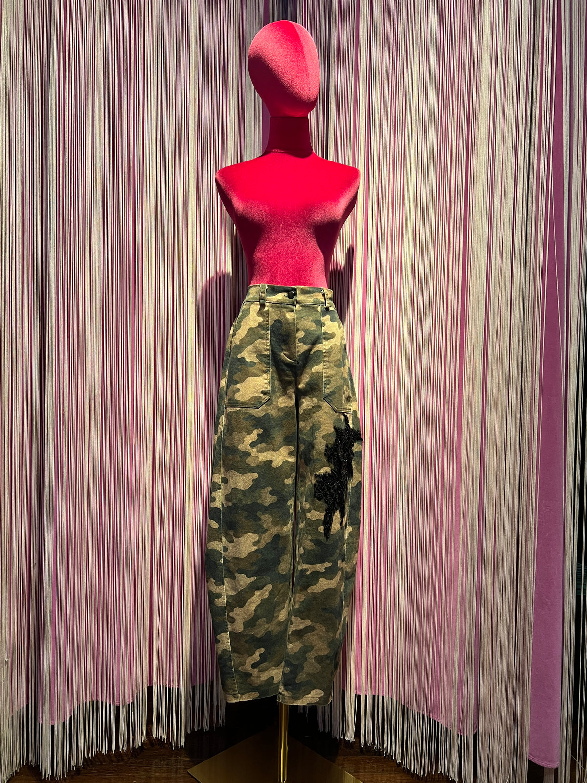 The room pantalone camouflage con patch ramage nero di paillettes