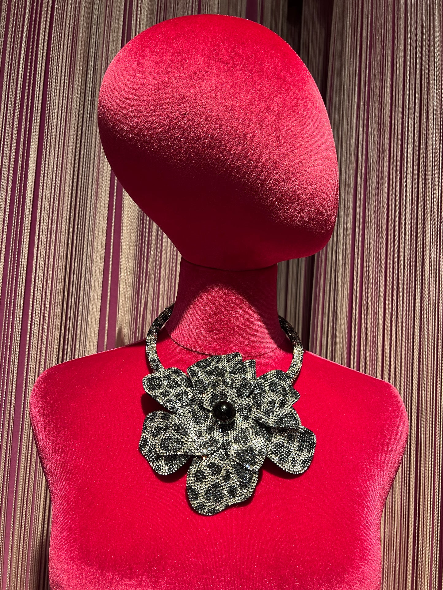 Collana girocollo con fiore di strass argento e nero
