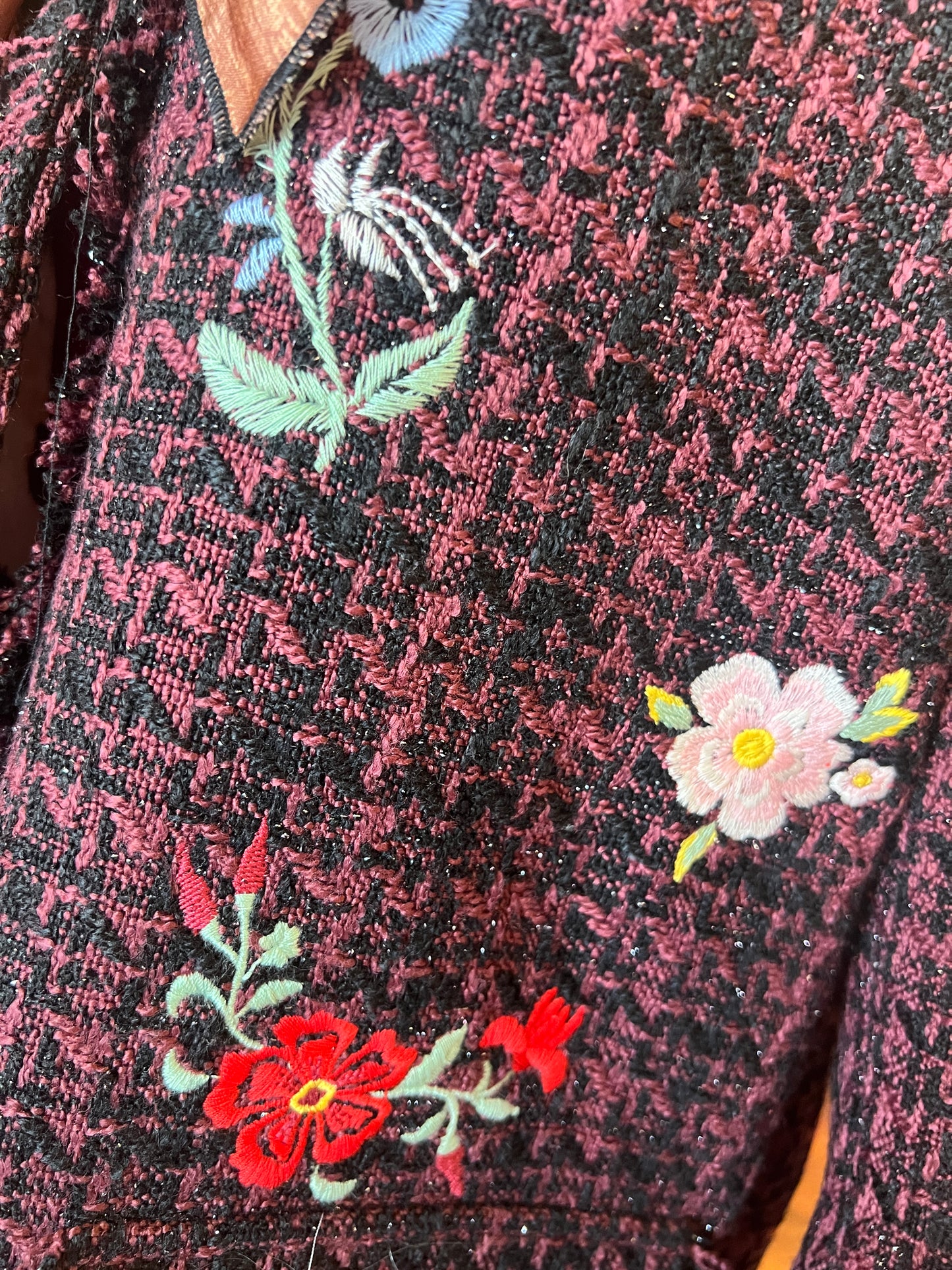 5 Progress giacca boucle burgundy e nero con decorazioni floreali e patch tigre sul dietro