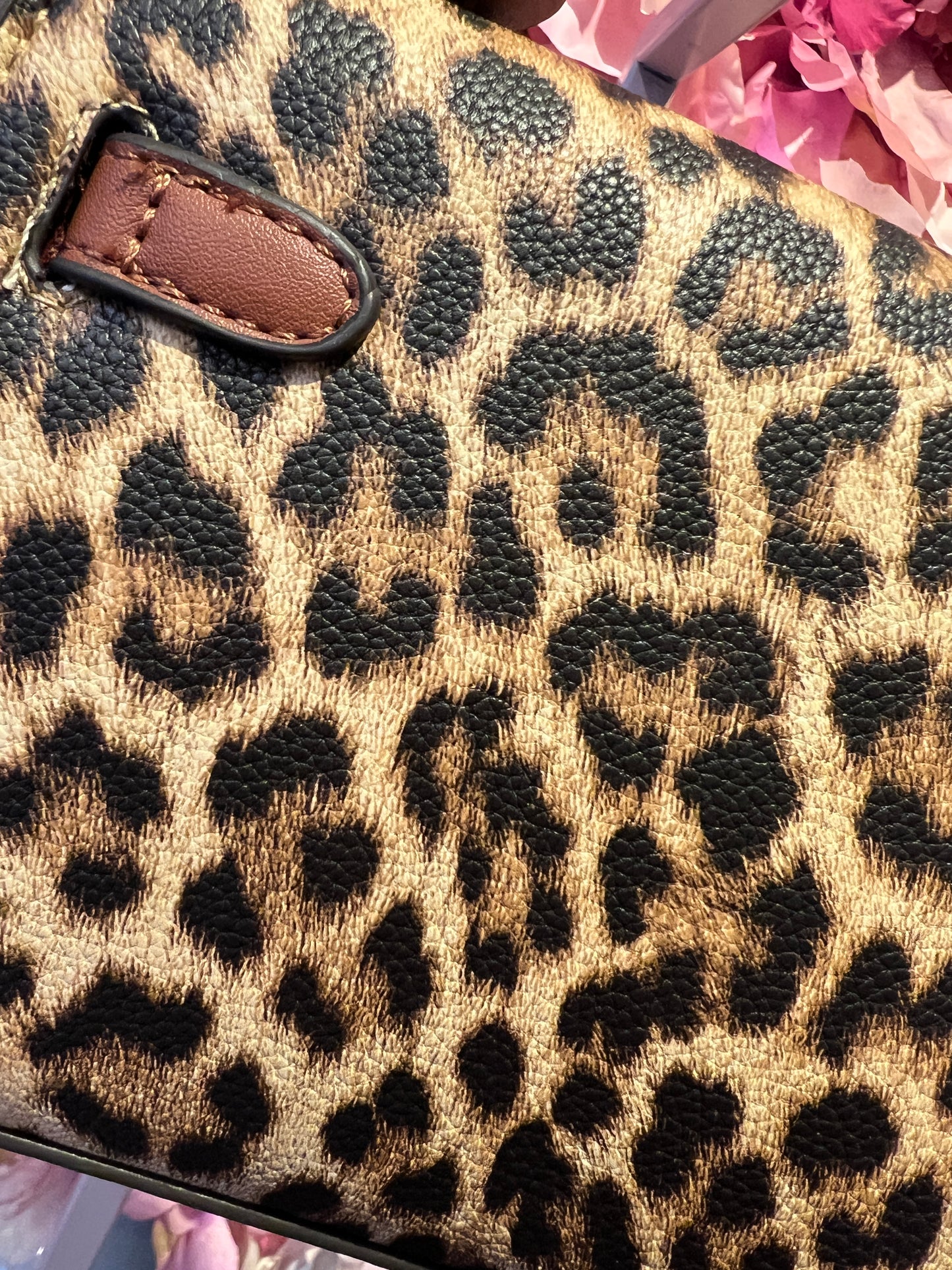 Borsa ecopelle maculata con dettagli cuoio e tracolla