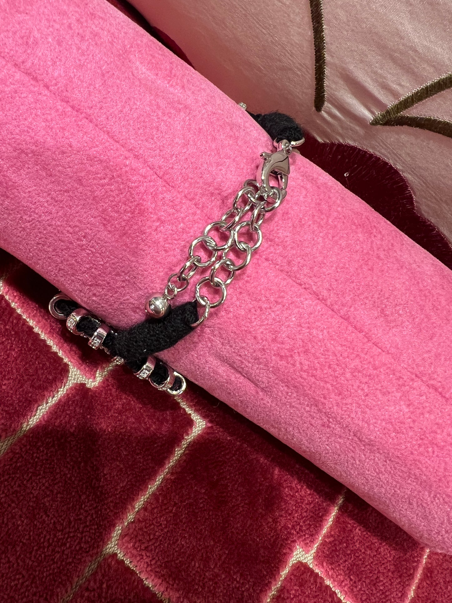 Bracciale regolabile in pavé di cristalli montato su cordoncino nero