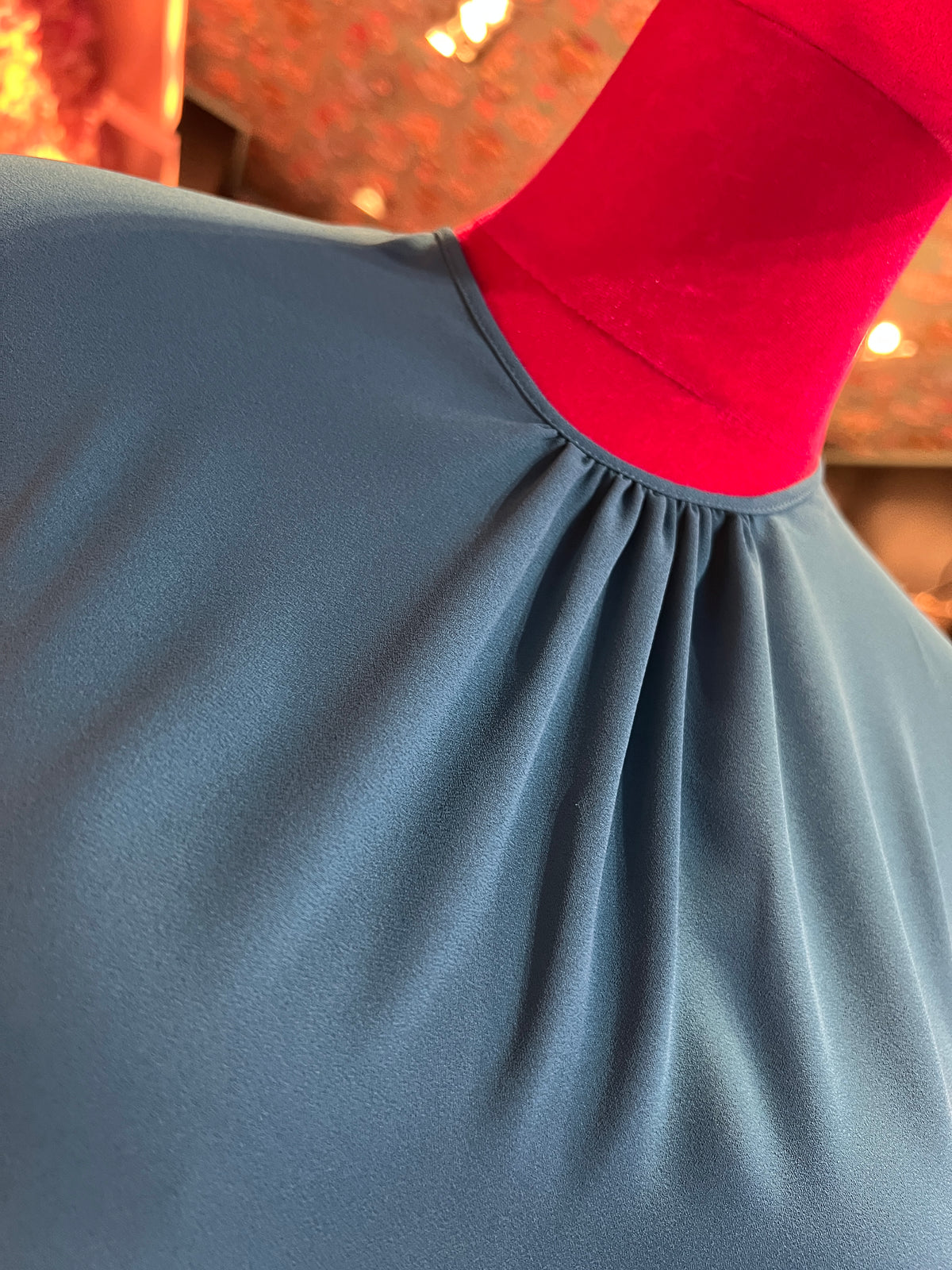 Dahlo blusa pavone con piume maniche