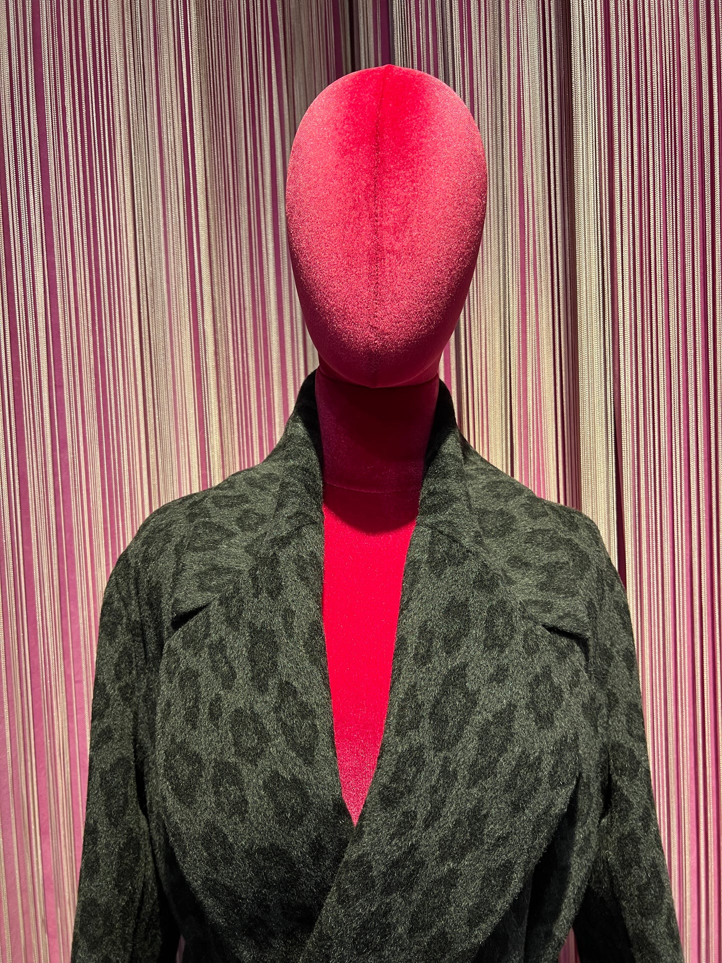 11 love is glamour cappotto fantasia leopardata grigia con tasche patch e piume