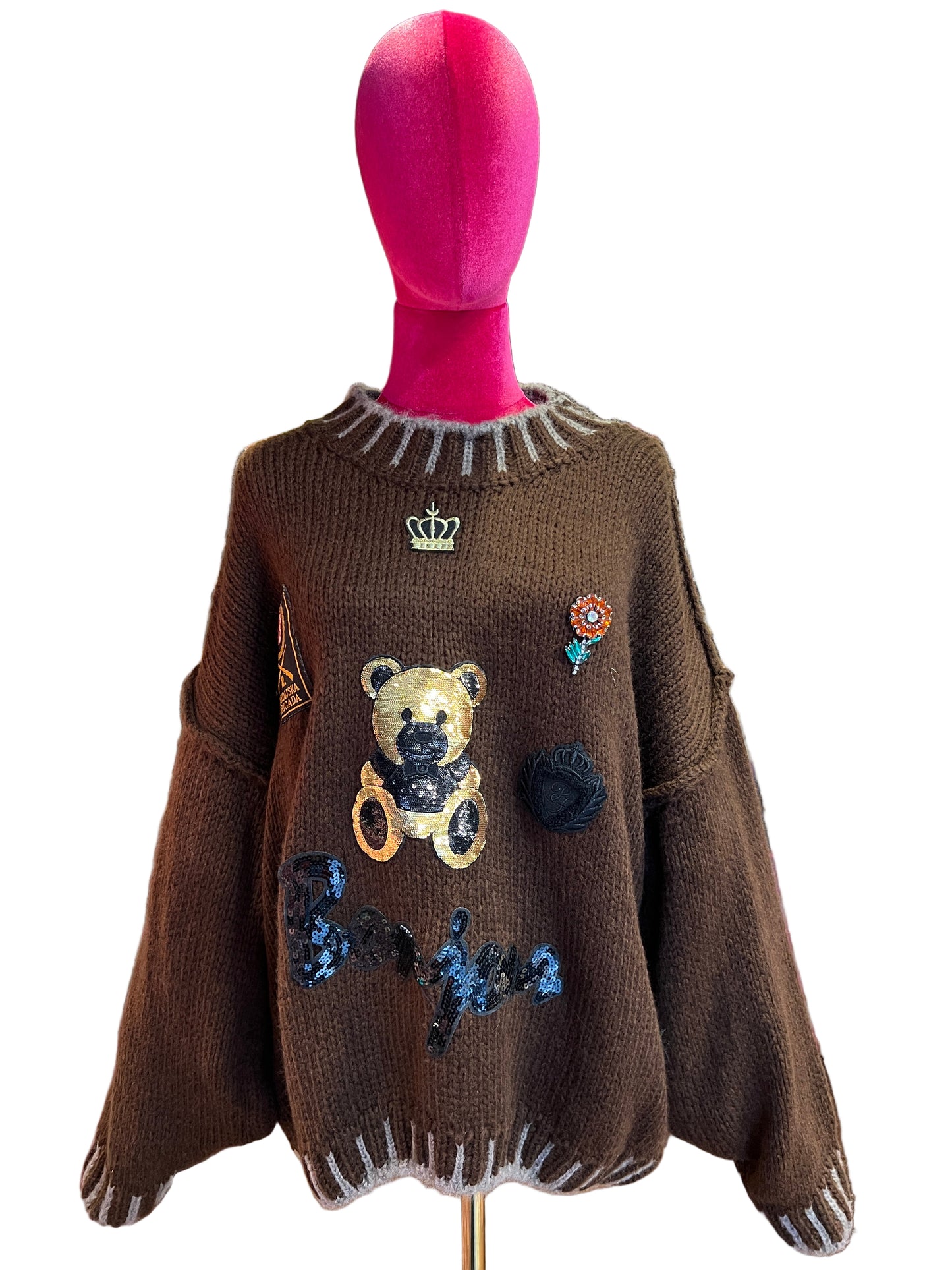 ABpink 🩷 maglia over cioccolato con profili grigi applicazione patch teddy micro paillettes ,patch cristalli e scritta Bonjour in paillettes