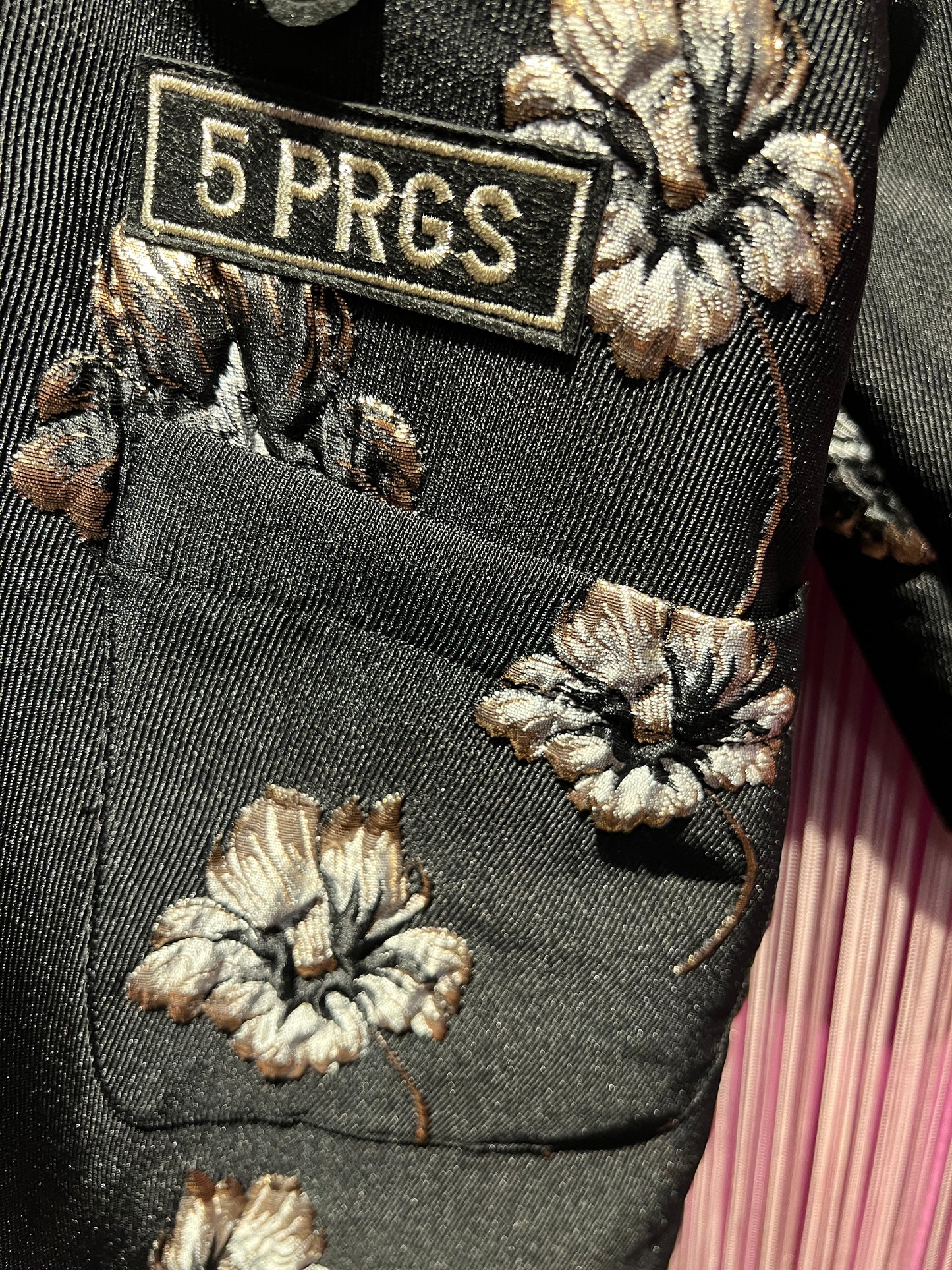 5 Progress cappotto fondo nero con patch rosa nera di paillettes , colletto e dietro tweed nero e bianco