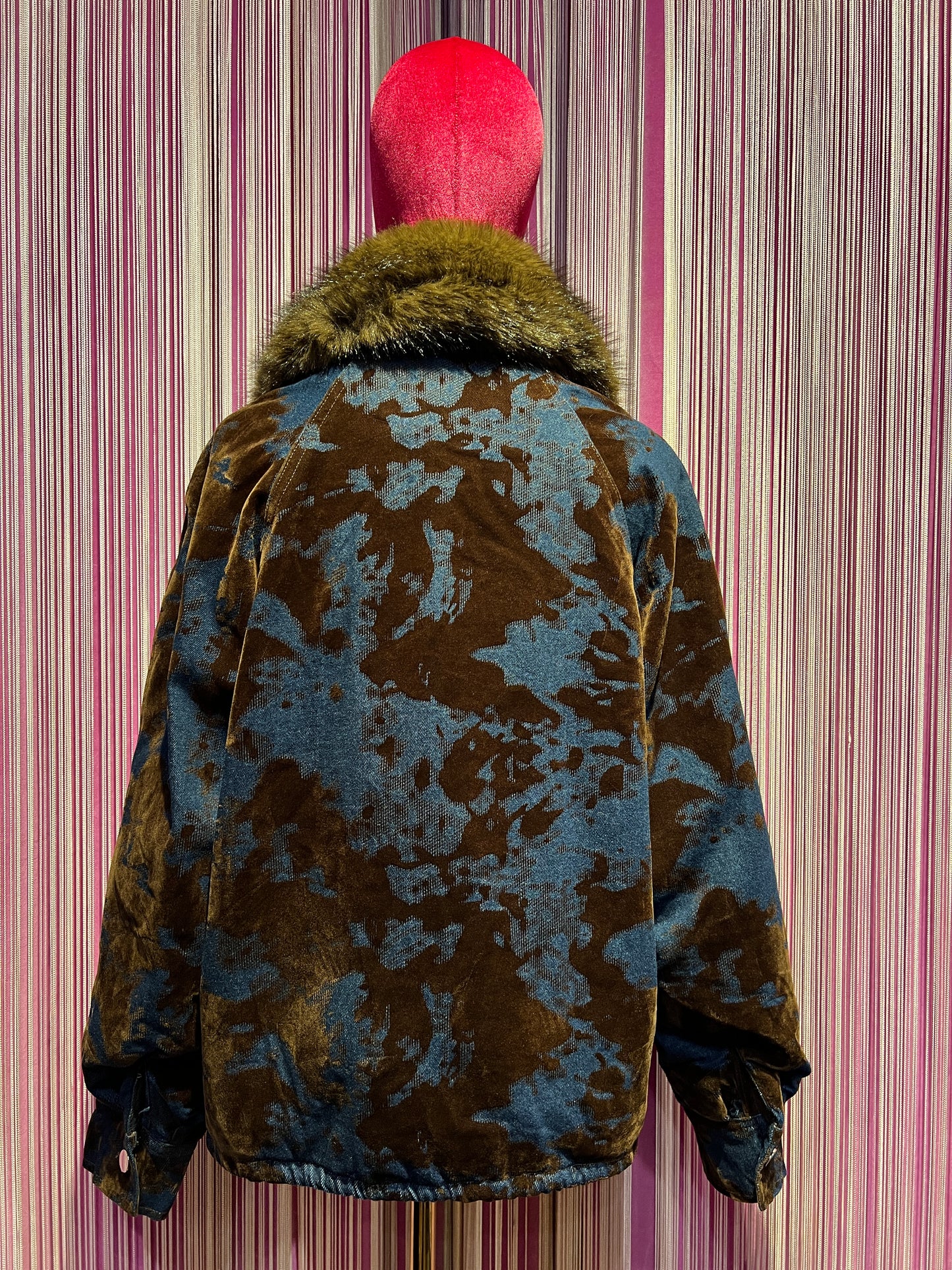 ABpink 🩷vellutina . Giubbino velluto con interno in ecopelliccia, colletto rimovibile , applicazioni patch cristalli blu e tessuto LV