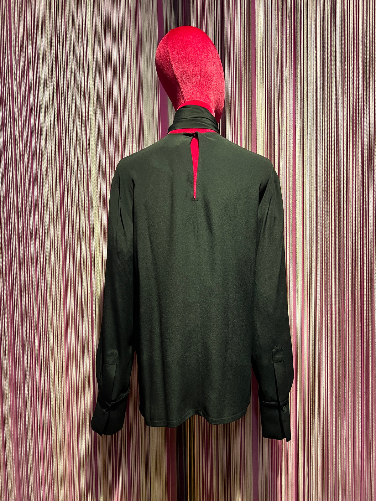 SU official blusa nera con fiocco