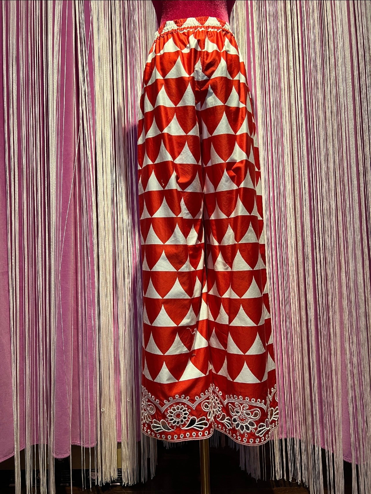 Maliparmi -50% di sconto completo camicia optical rossa e bianca con bordo ricamato in sangallo bianco e pantalone