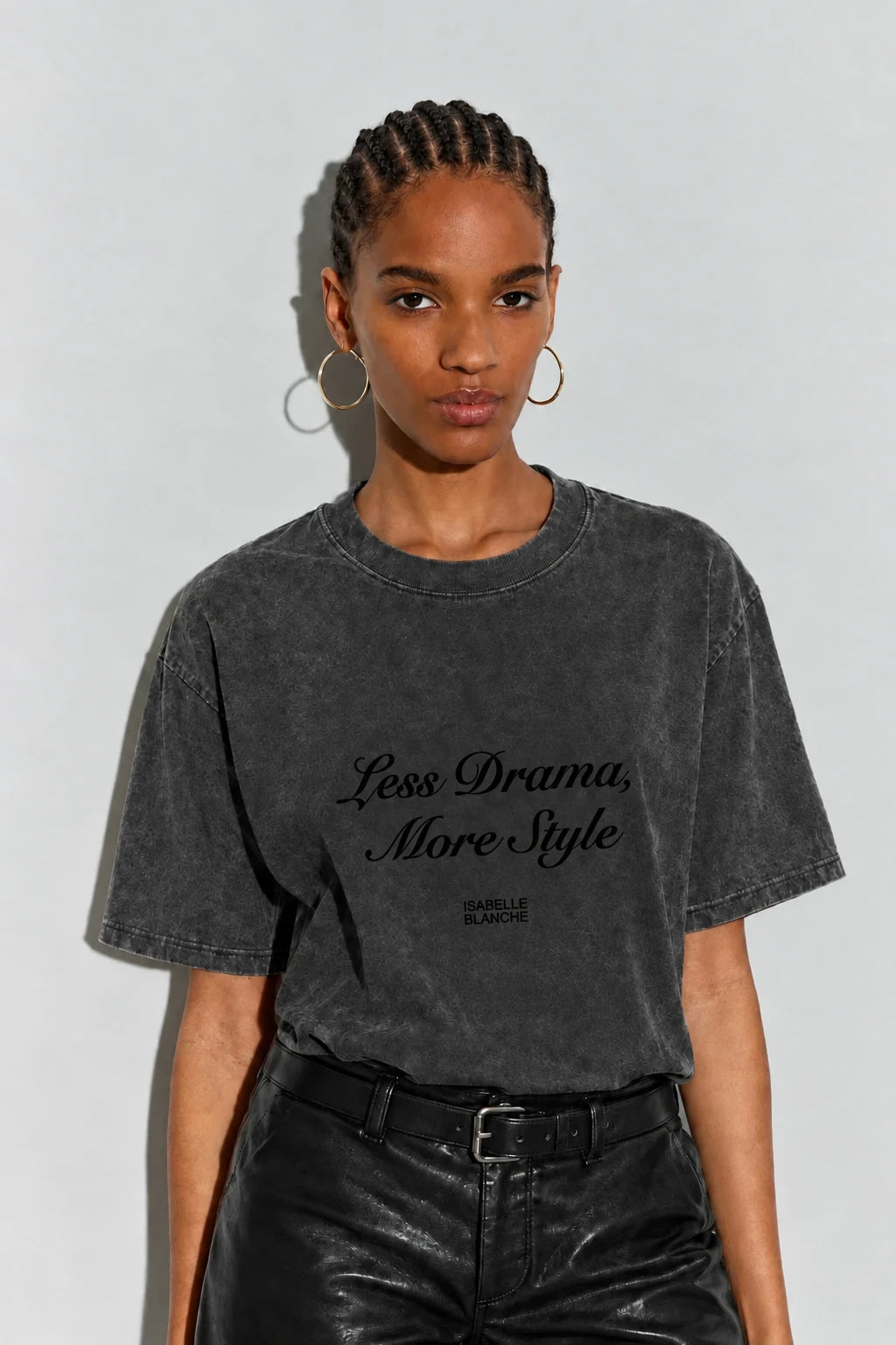 Isabelle Blanche Paris t shirt manica corta grigio antracite delave’ con scritta “ Less drama more style” scritta colore nera