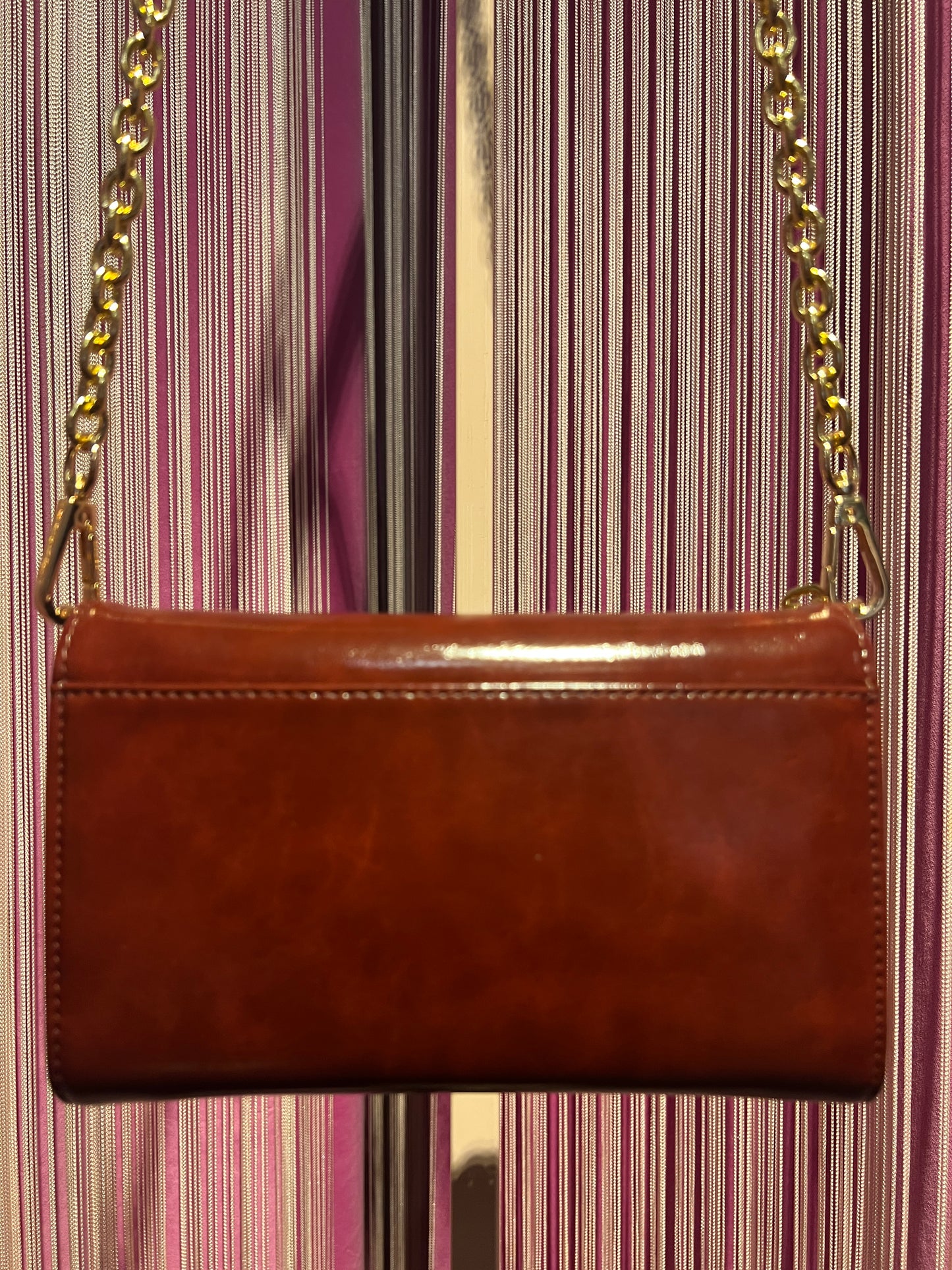 Rue Madam borsa tracollina ecopelle burgundy con catene oro e charms