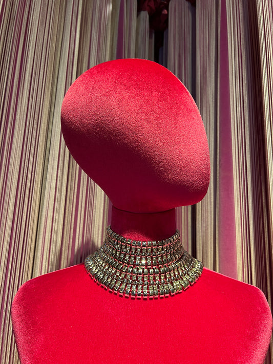 Choker argentato a più fili con maglie rettangolari alternate a fili di cristalli