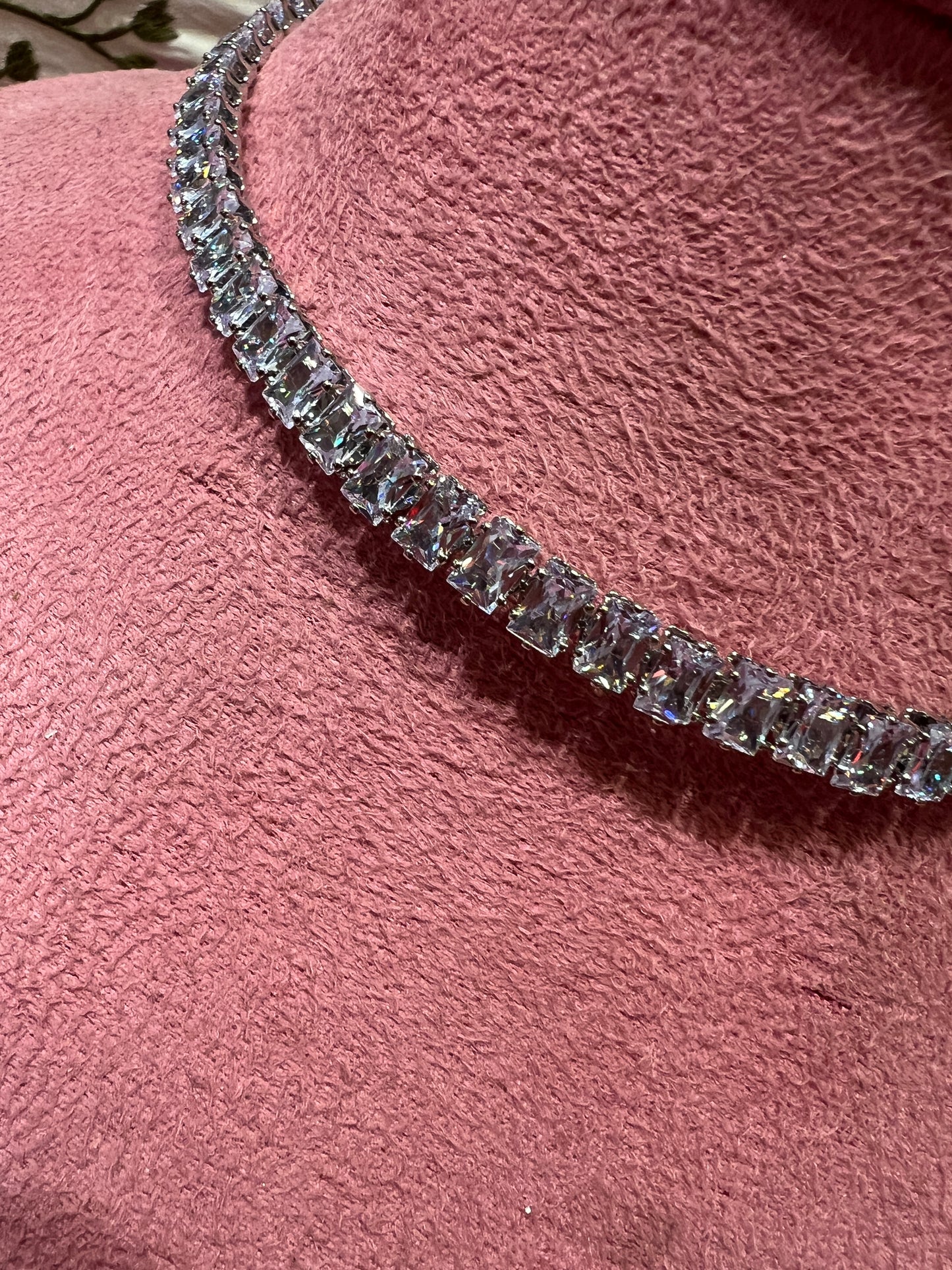 Collarino montatura colore argento con zirconi rettangolari